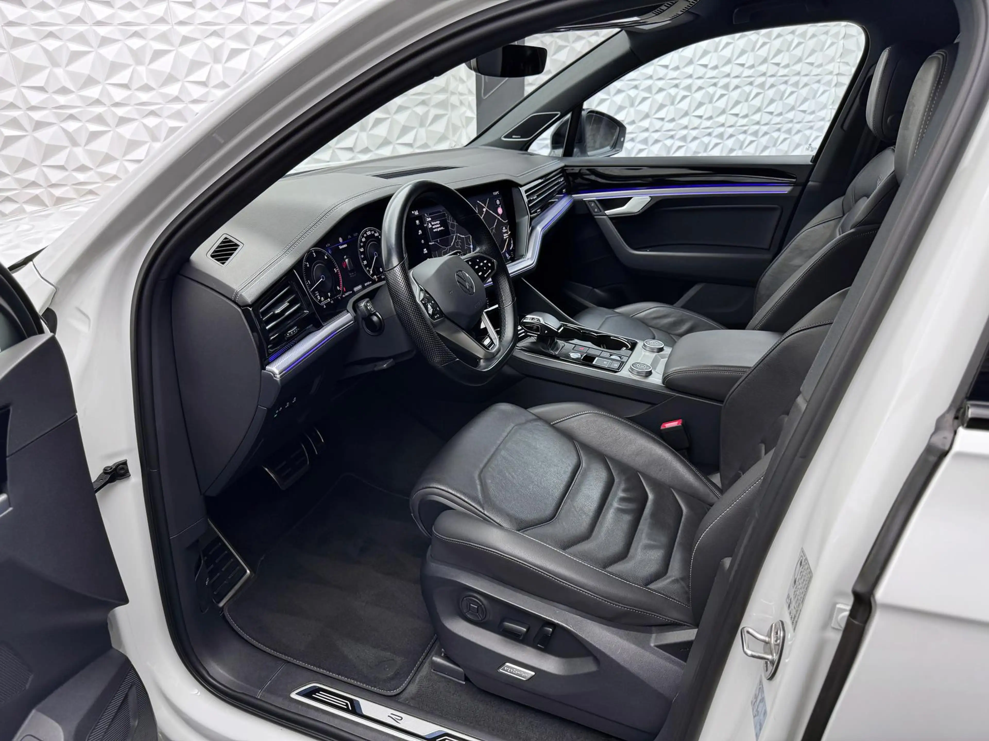 Volkswagen Touareg 3.0 TDI*R-LINE*IQ*ALLRADLENK*DYNAUDIO*STANDHZ*AHK — photo 7