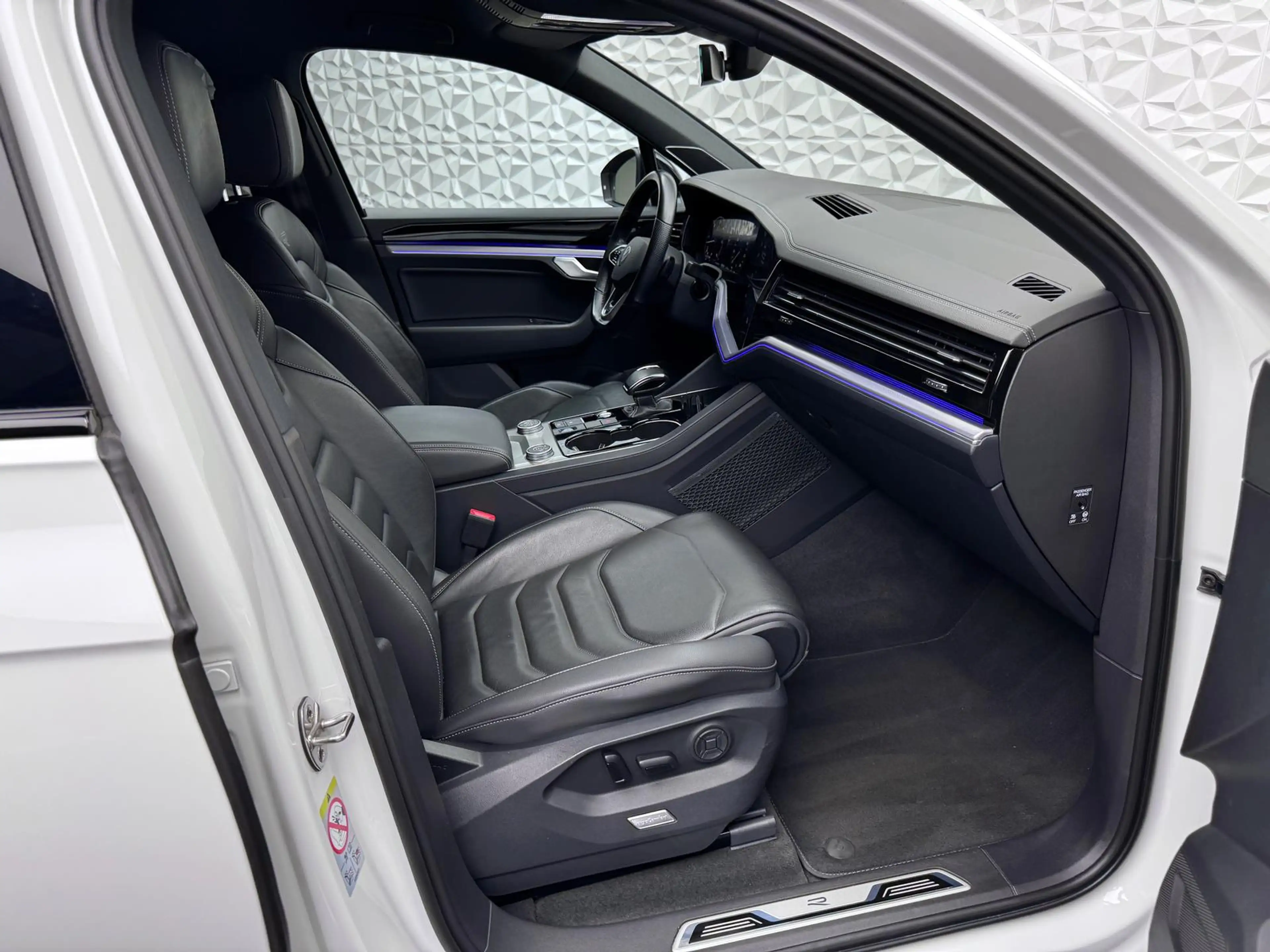 Volkswagen Touareg 3.0 TDI*R-LINE*IQ*ALLRADLENK*DYNAUDIO*STANDHZ*AHK — photo 9