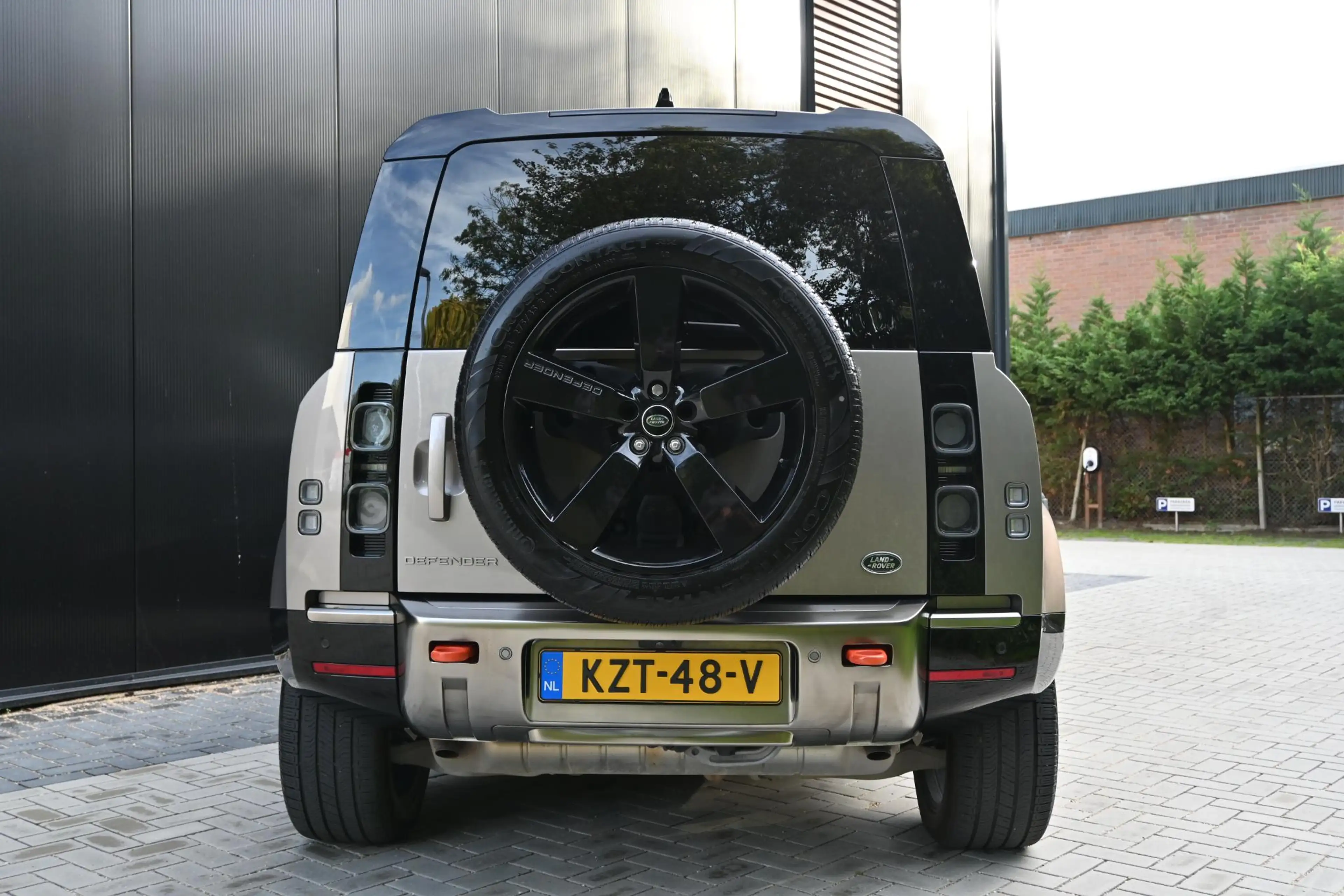 Land Rover Defender 110 P400E Defender-X Full, open dak — photo 6