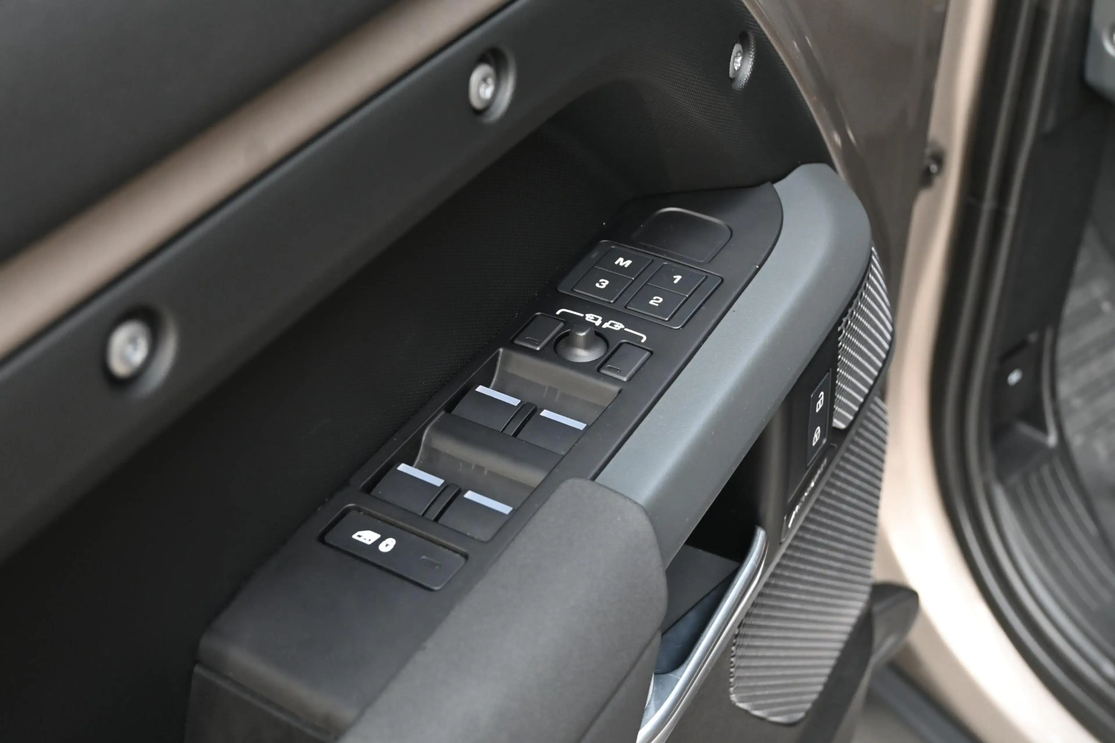 Land Rover Defender 110 P400E Defender-X Full, open dak — photo 7