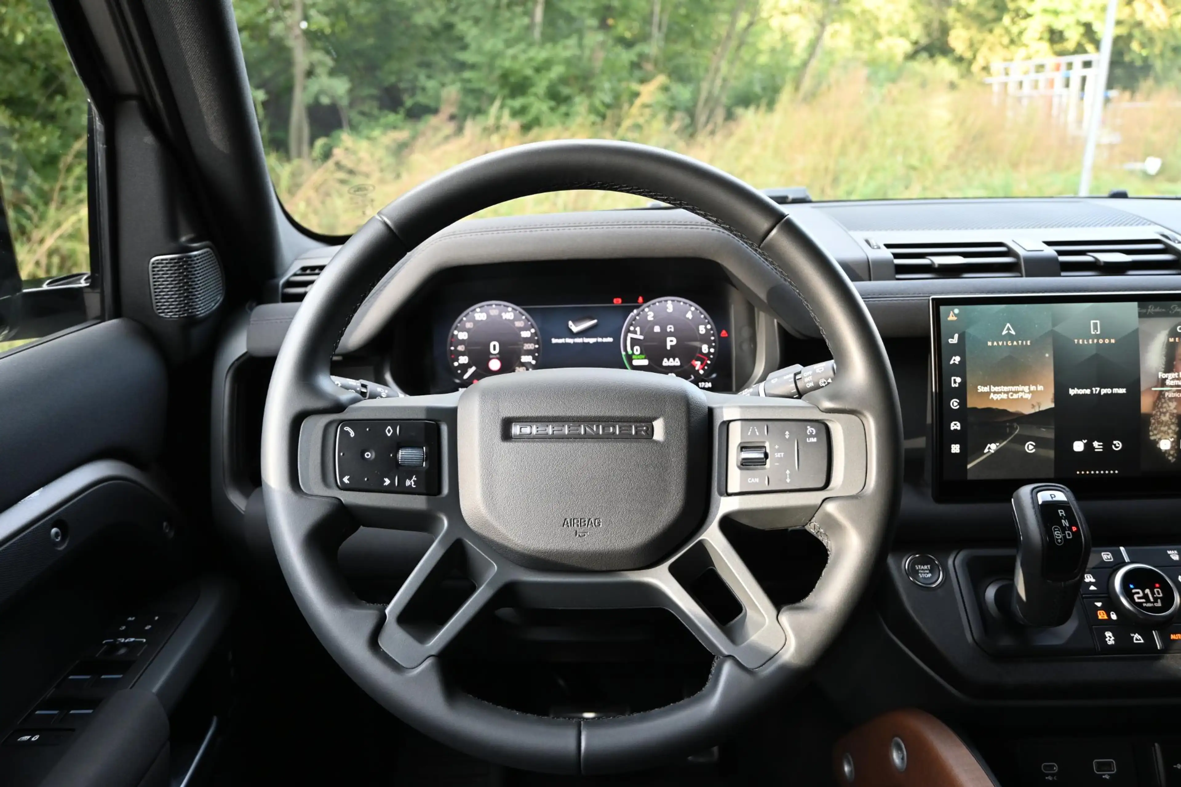 Land Rover Defender 110 P400E Defender-X Full, open dak — photo 9
