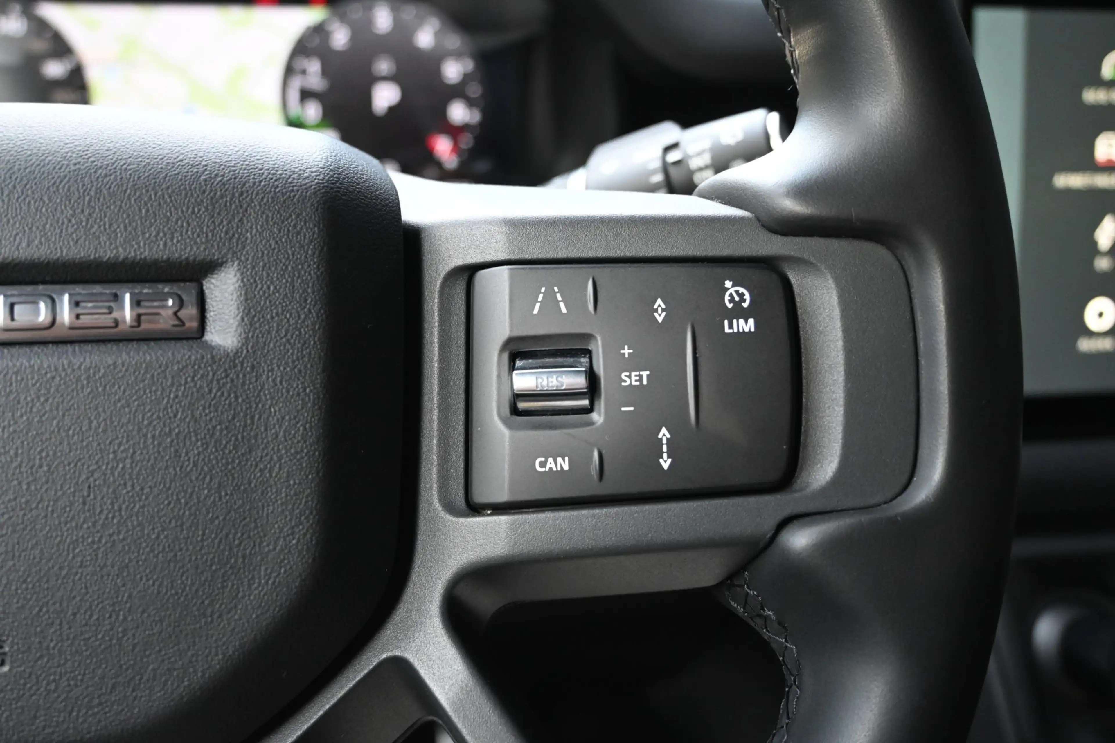 Land Rover Defender 110 P400E Defender-X Full, open dak — photo 12