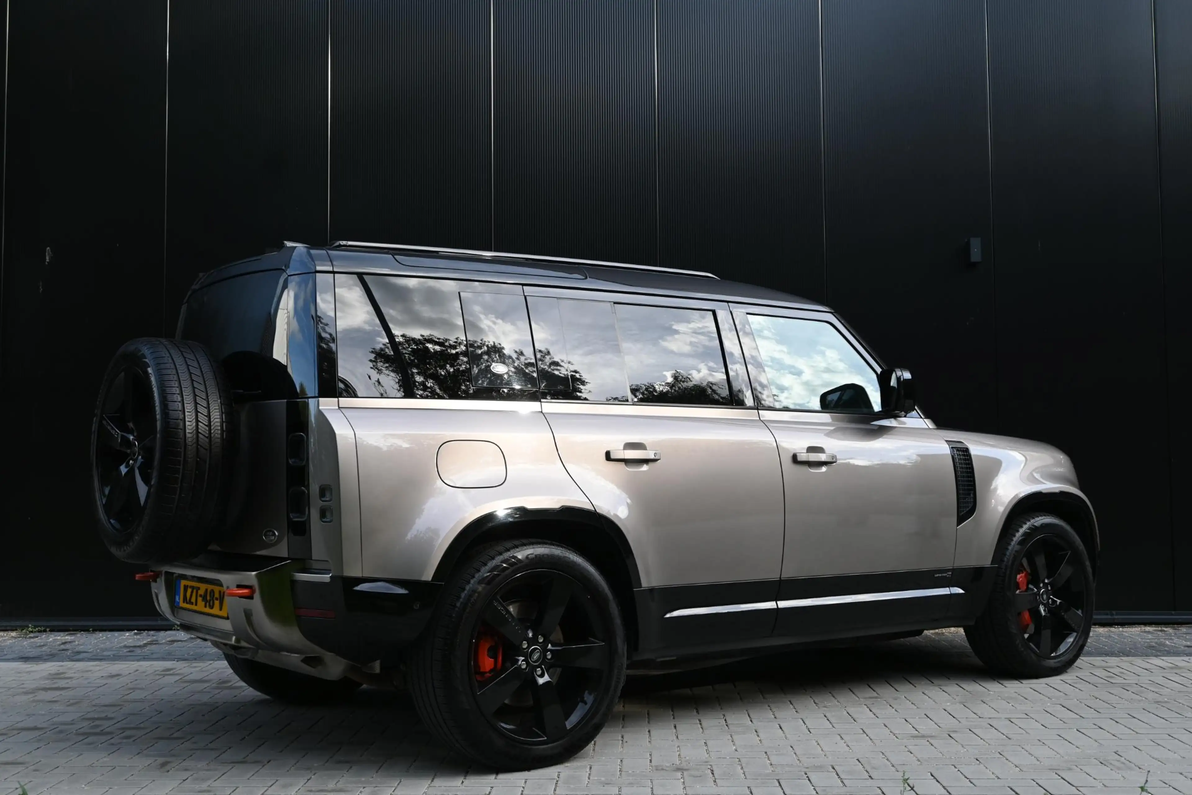 Land Rover Defender 110 P400E Defender-X Full, open dak — photo 5