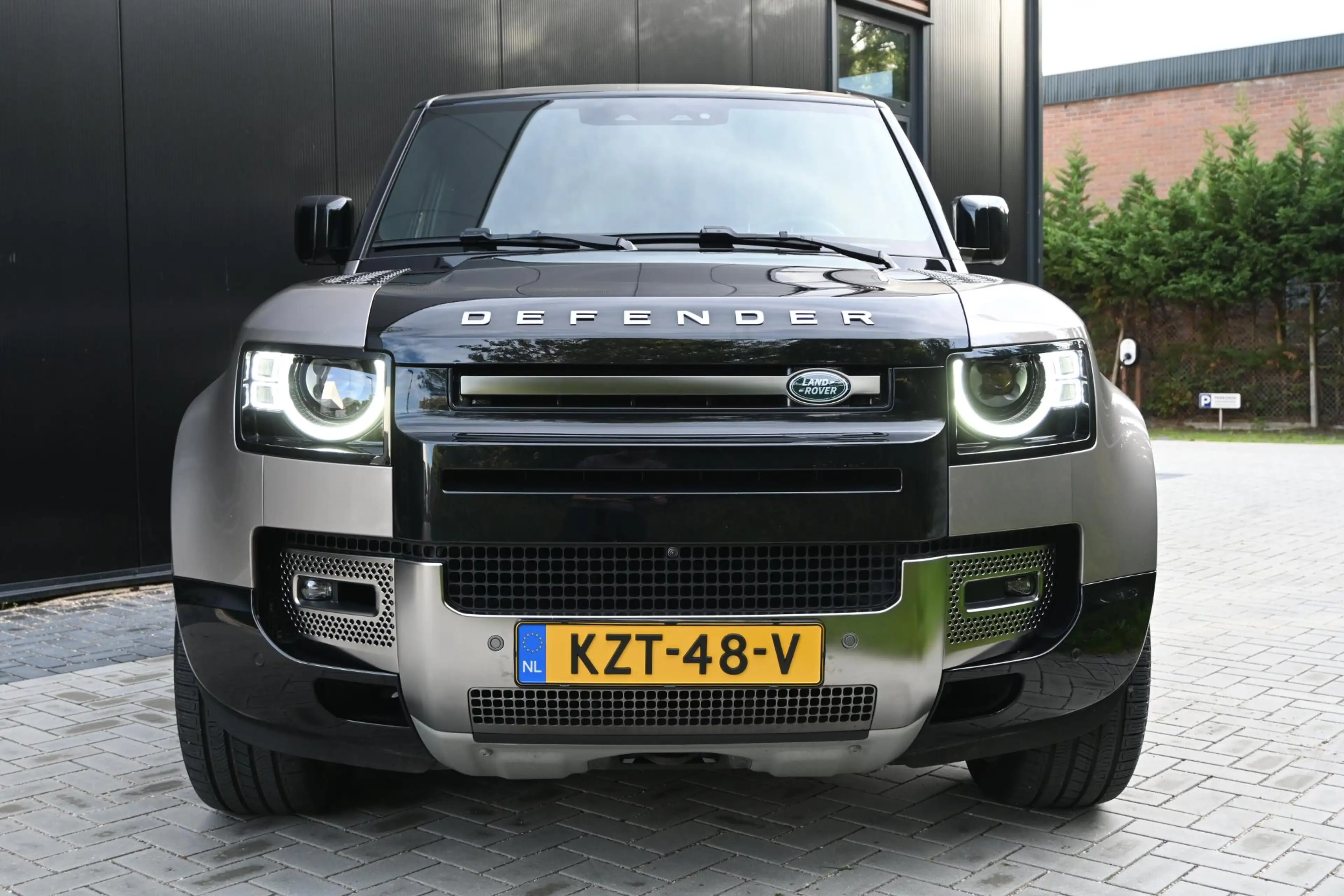 Land Rover Defender 110 P400E Defender-X Full, open dak — photo 3