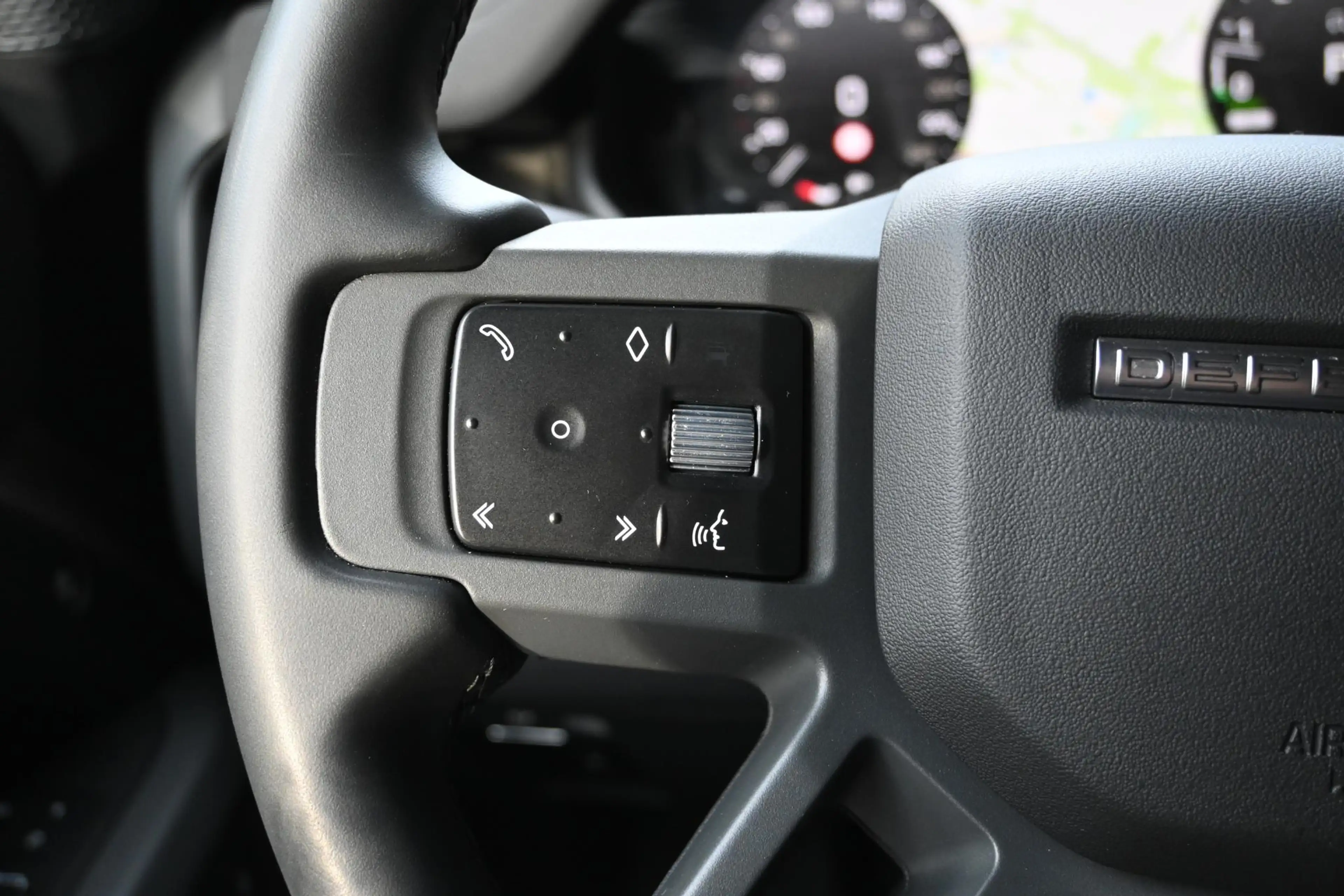 Land Rover Defender 110 P400E Defender-X Full, open dak — photo 10