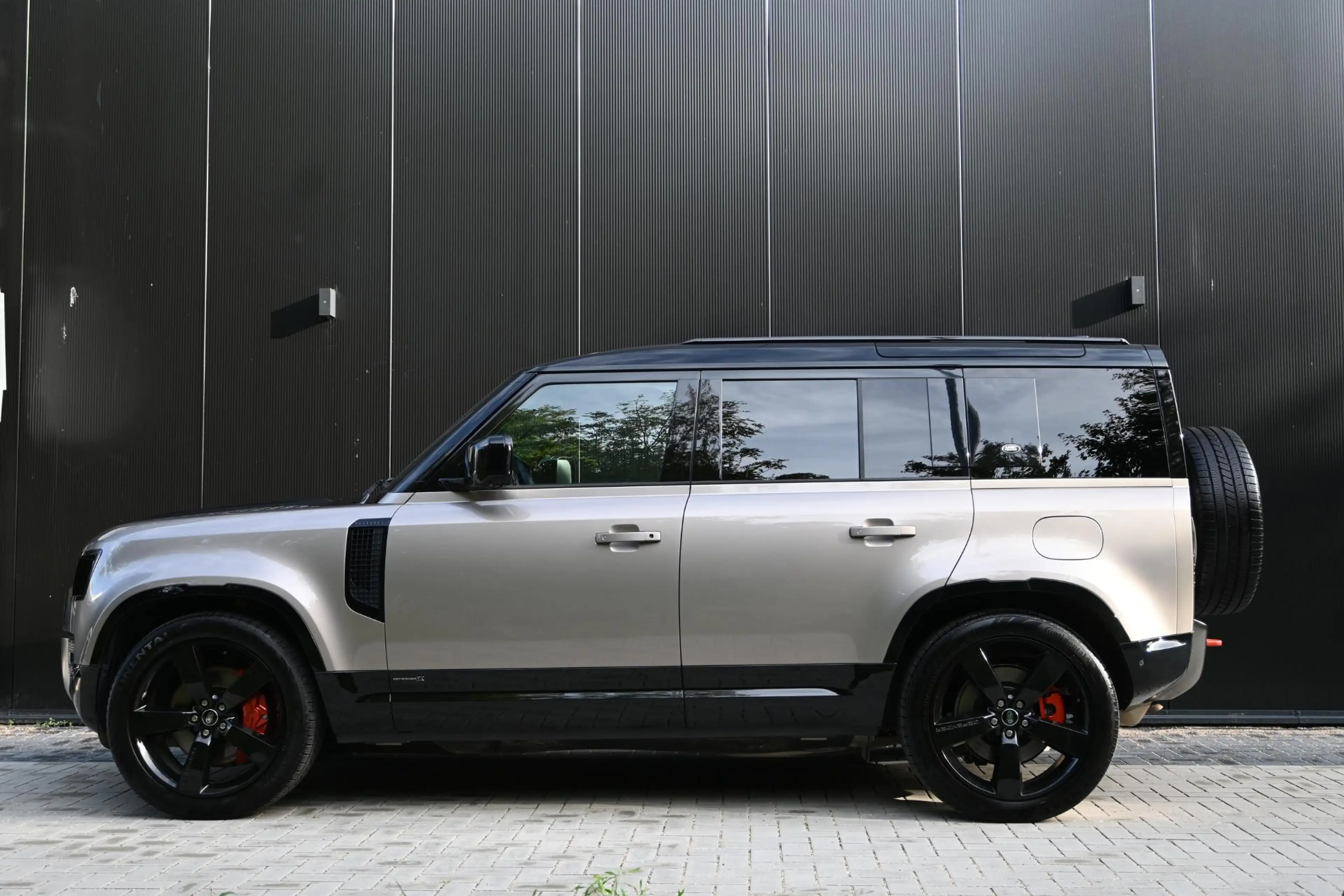 Land Rover Defender 110 P400E Defender-X Full, open dak — photo 2