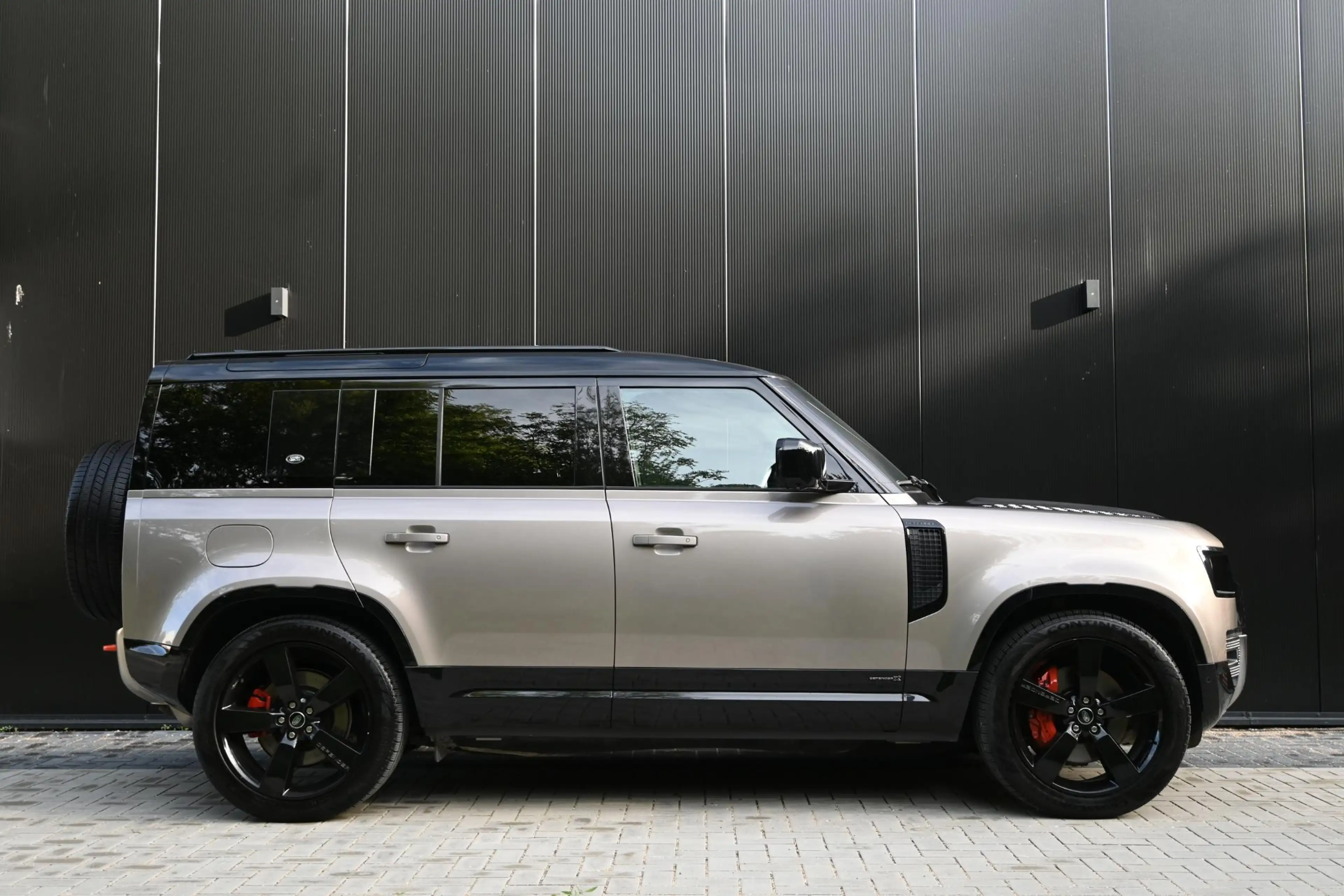 Land Rover Defender 110 P400E Defender-X Full, open dak — photo 4
