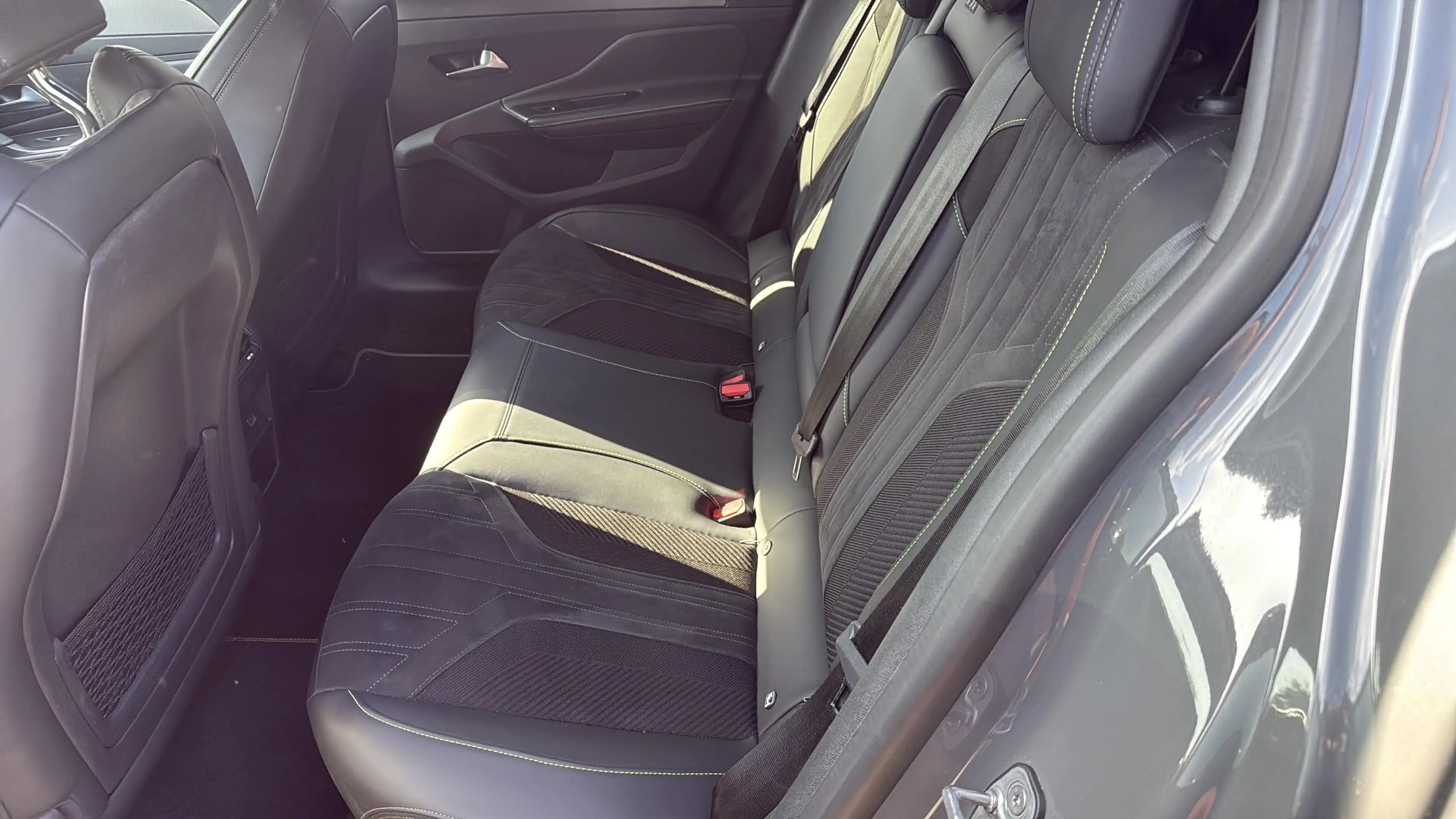Peugeot 408 GT PHEV 225 e-EAT8 — photo 8