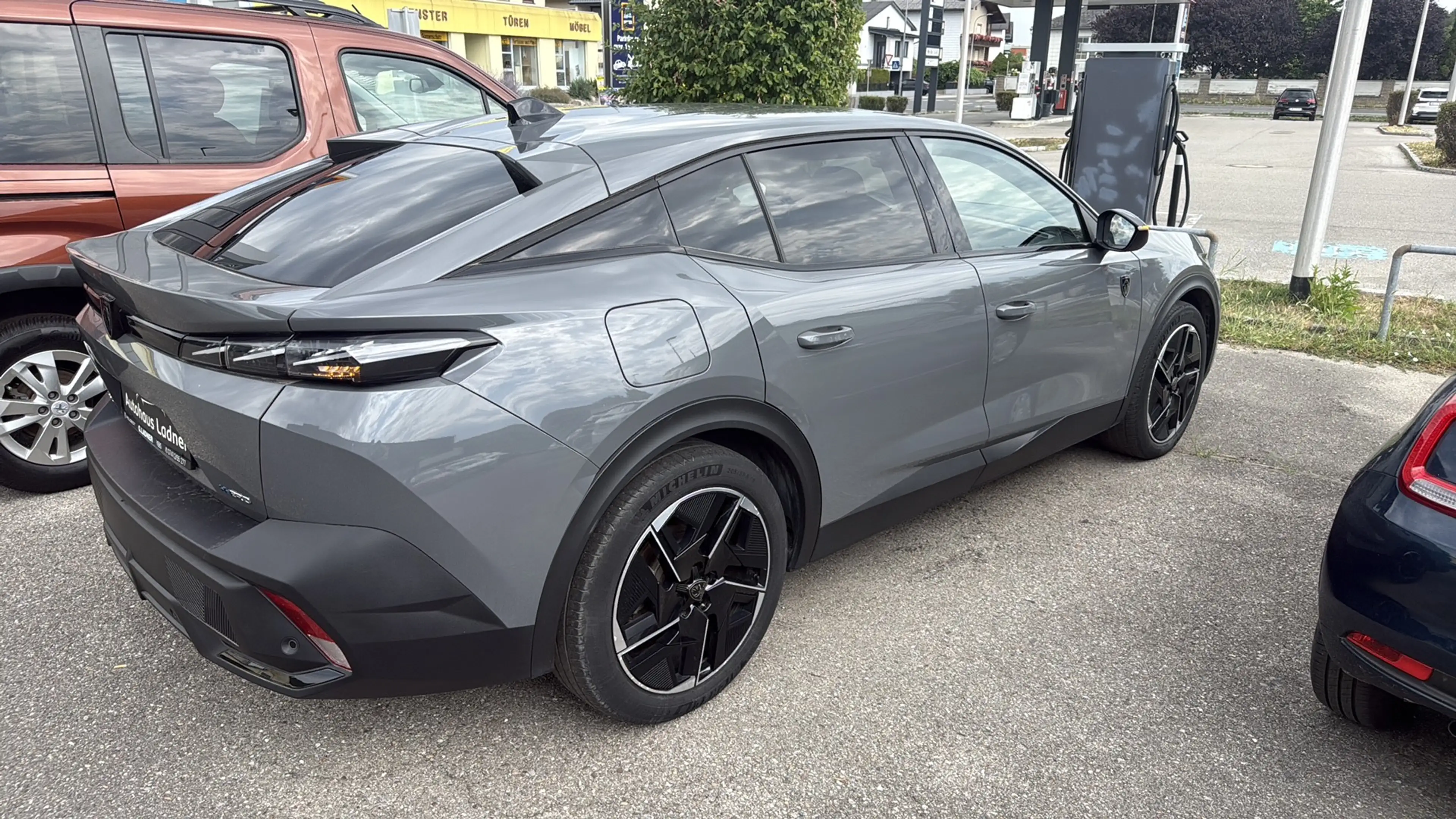 Peugeot 408 GT PHEV 225 e-EAT8 — photo 4