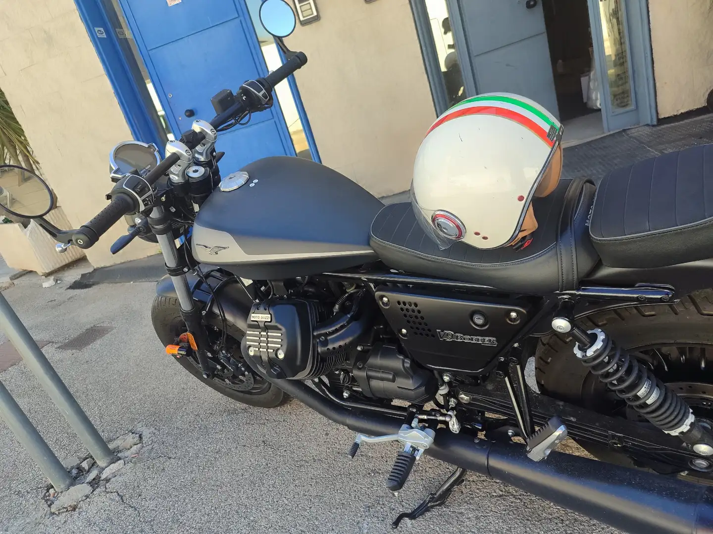 Moto Guzzi V 9 bobber Czarny - 1