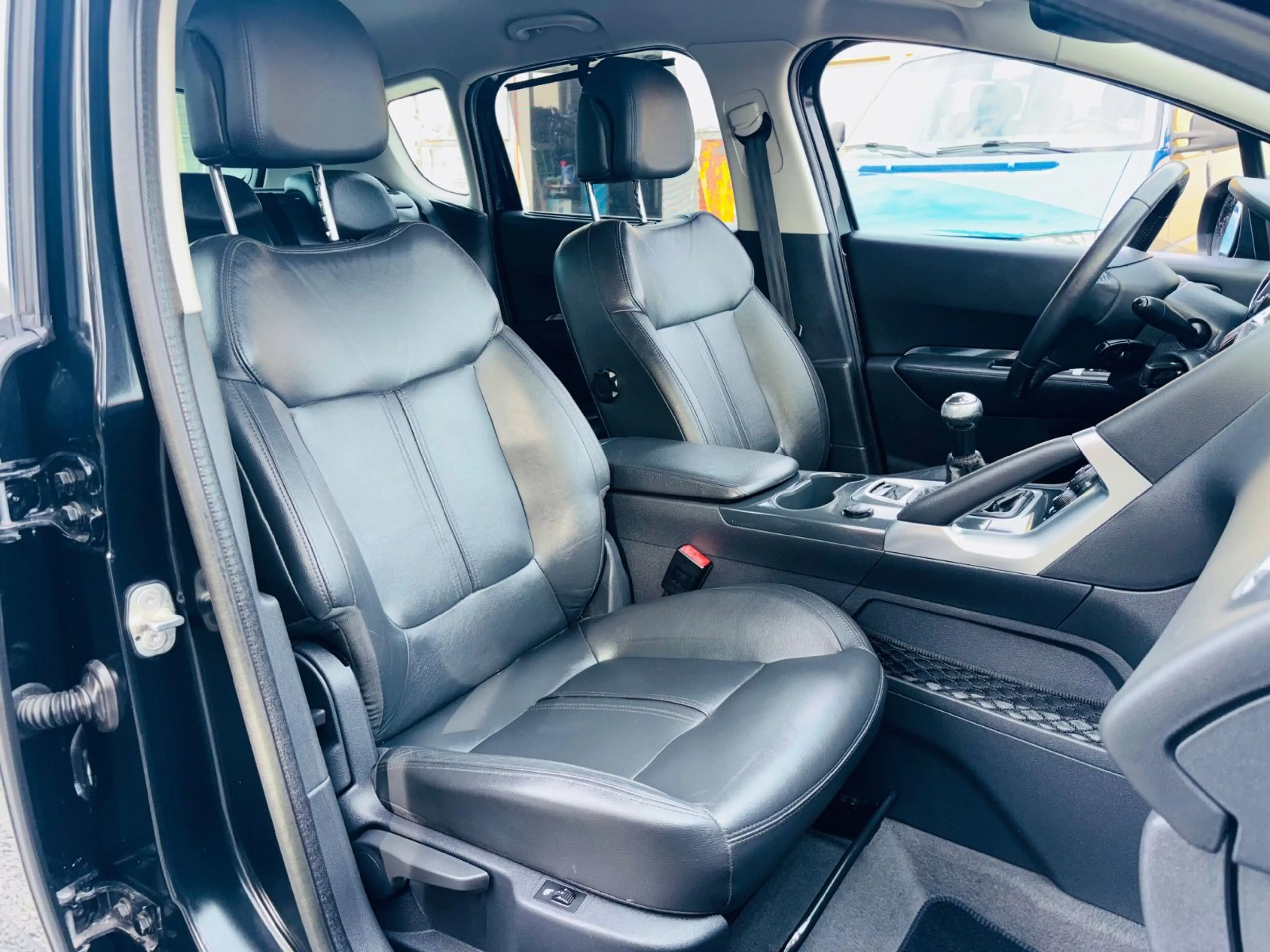 Peugeot 3008 LEDER,KLIMA,2xPDC,Allwetter,Anhängerkupplun — photo 12