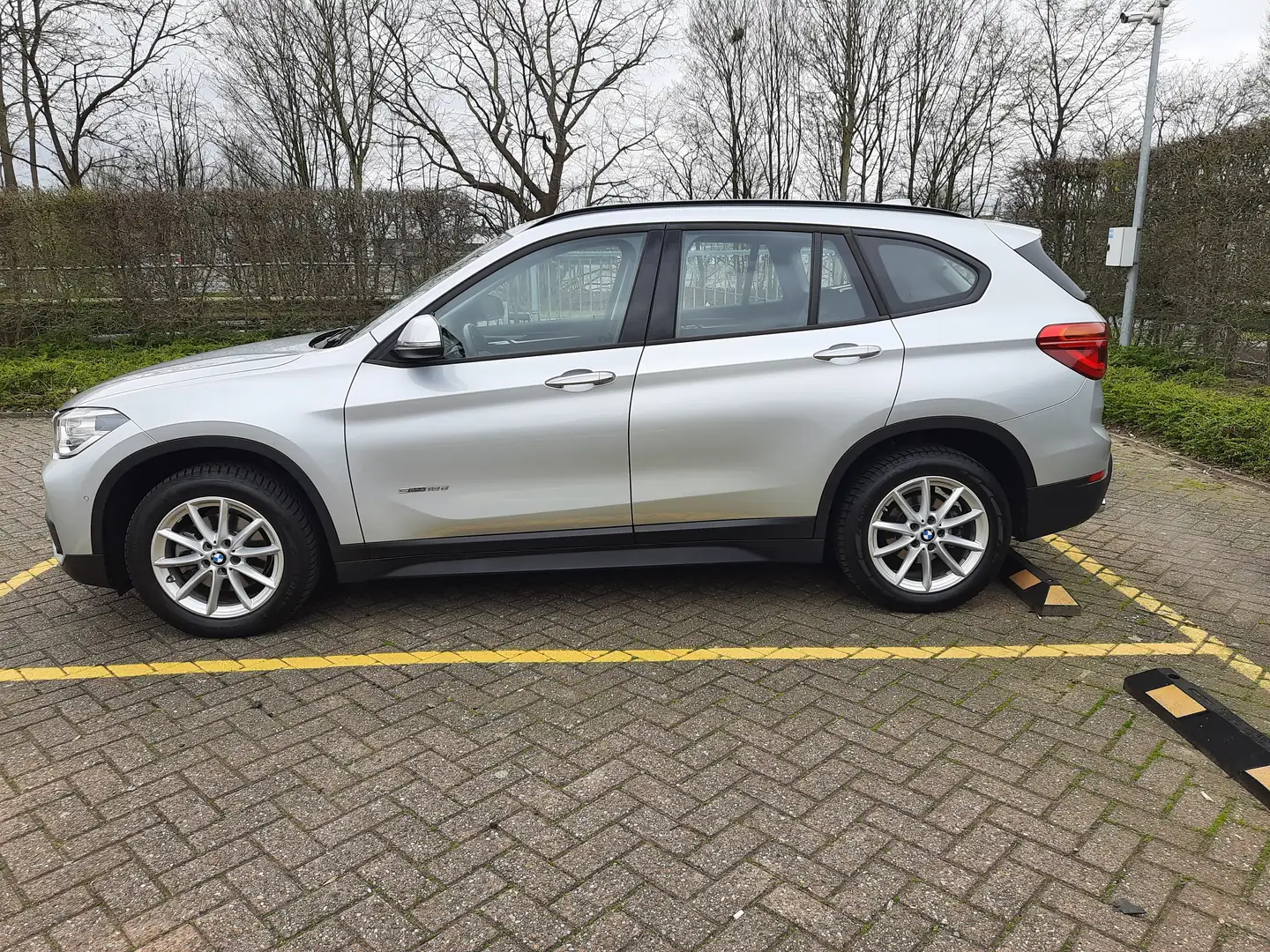 BMW X1 X1 sDrive18d Sport Line Grijs - 2