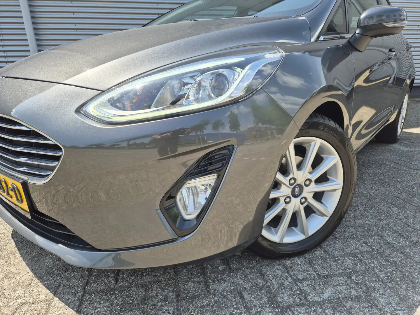 Ford Fiesta 1.0 EcoBoost Titanium,Airco,cruisecontrol,navigati Grijs - 2