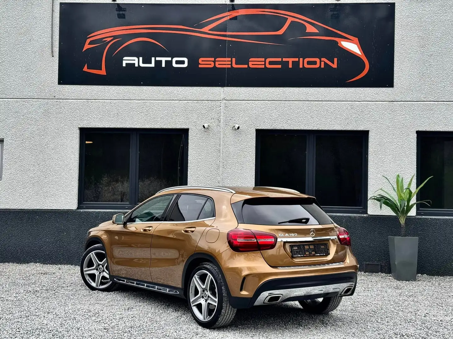 Mercedes-Benz GLA 180 AMG PACK - FACELIFT 2018 - GARANTIE Goud - 2