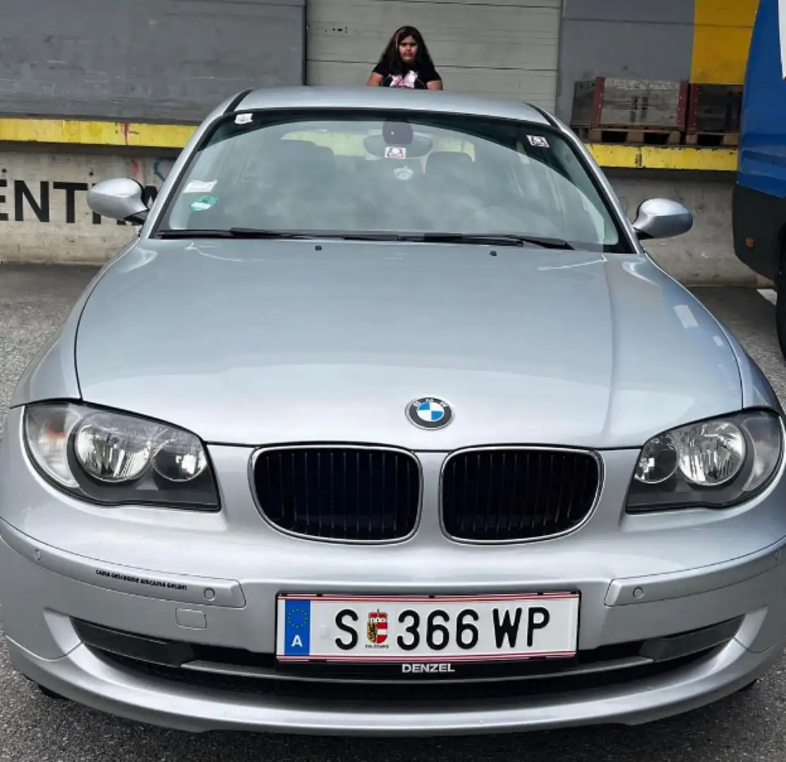 BMW 118 118d Aut. Grau - 1