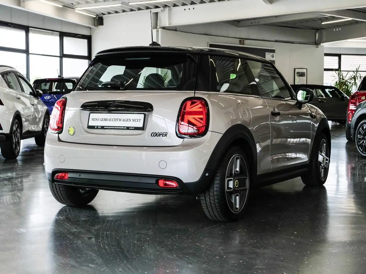 MINI Cooper SE Aut Nav LED RFK Drive+Park Klima 17" Grau - 2