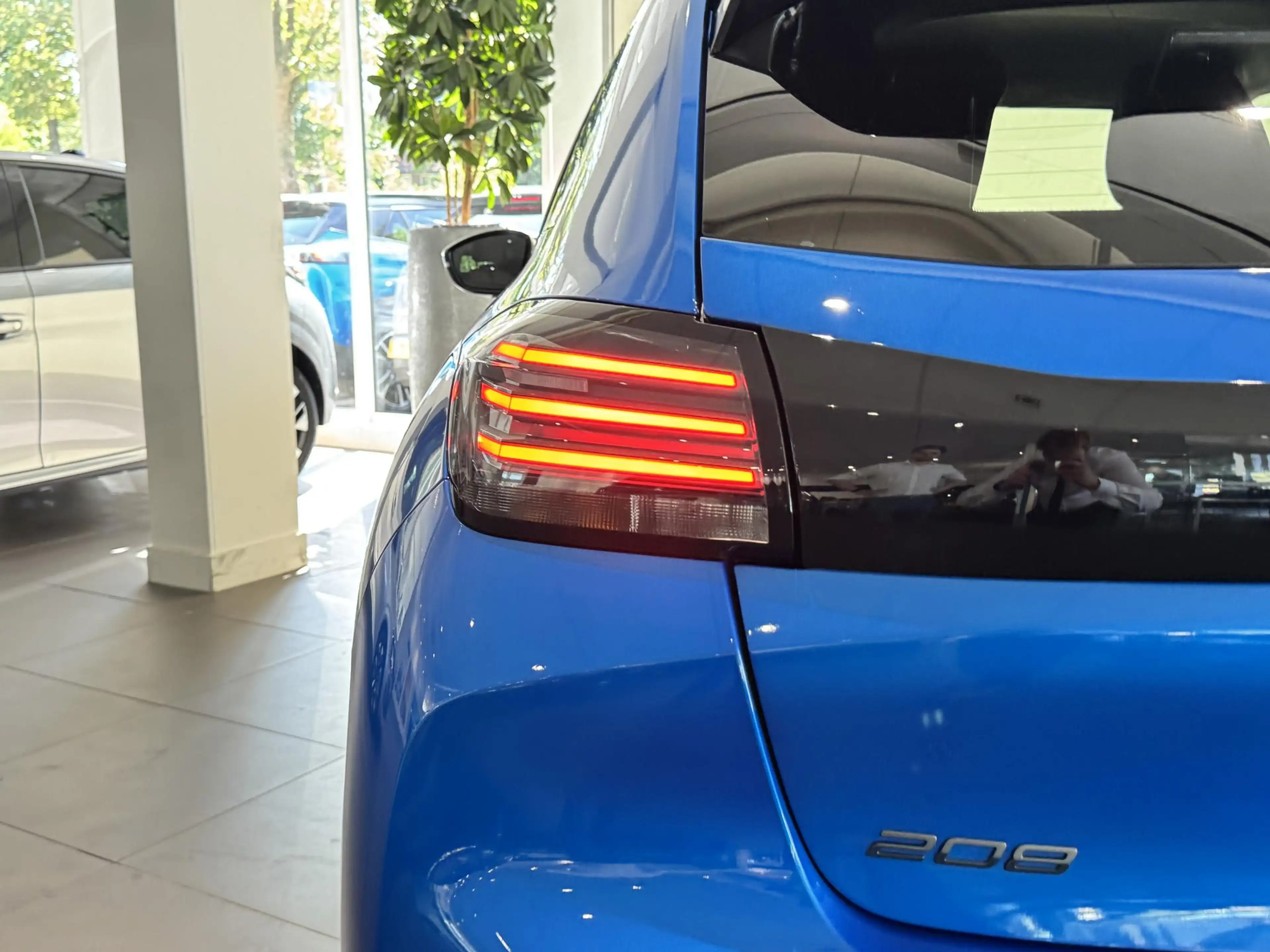 Peugeot 208 1.2 Hybrid 110 e-DCS6 GT — photo 11