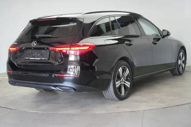 Mercedes-Benz C-Class view 4