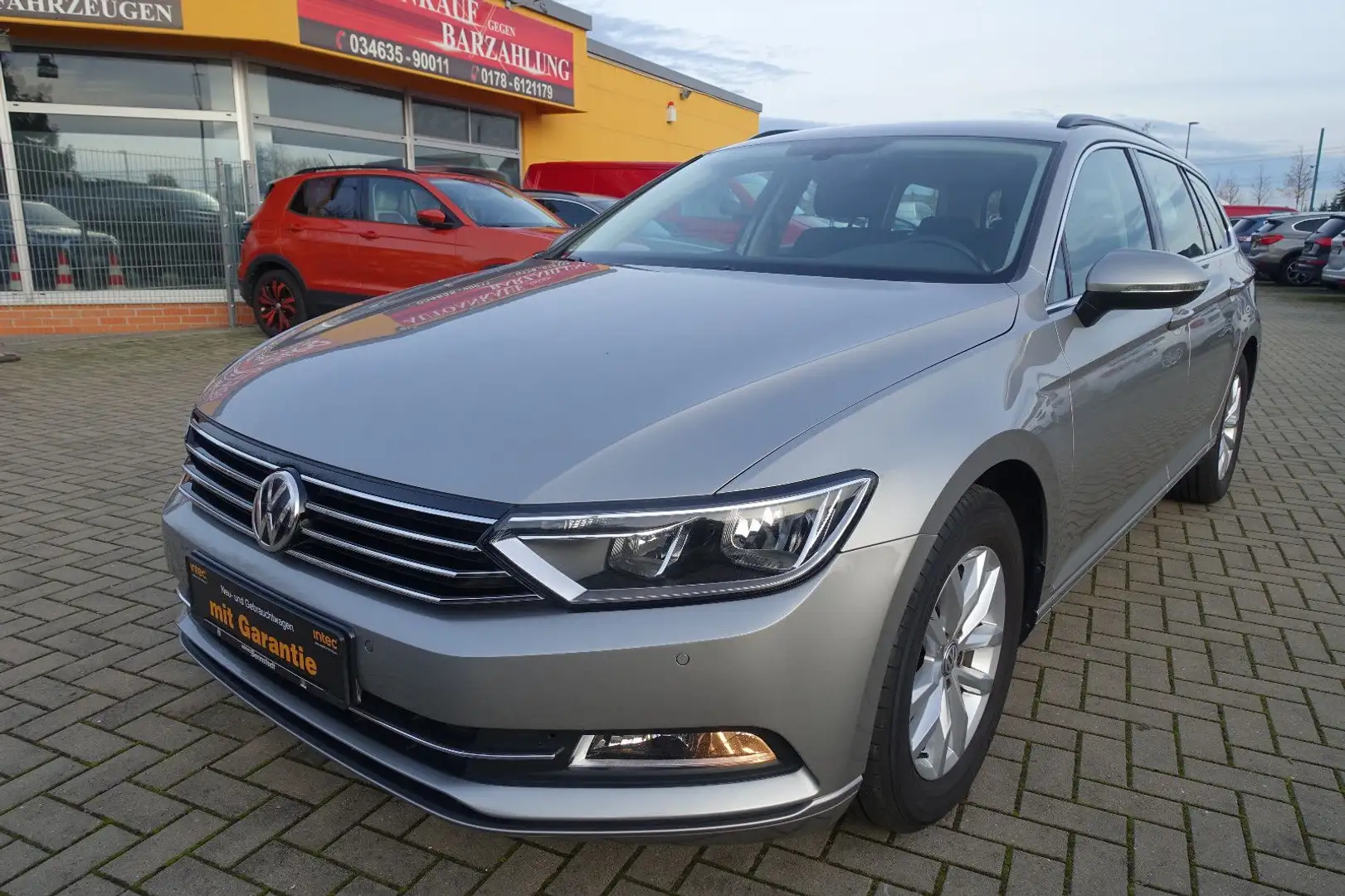 Volkswagen Passat Variant *ACC*3-Zonen Klima*AZV*Navi*1.Hand Grijs - 1