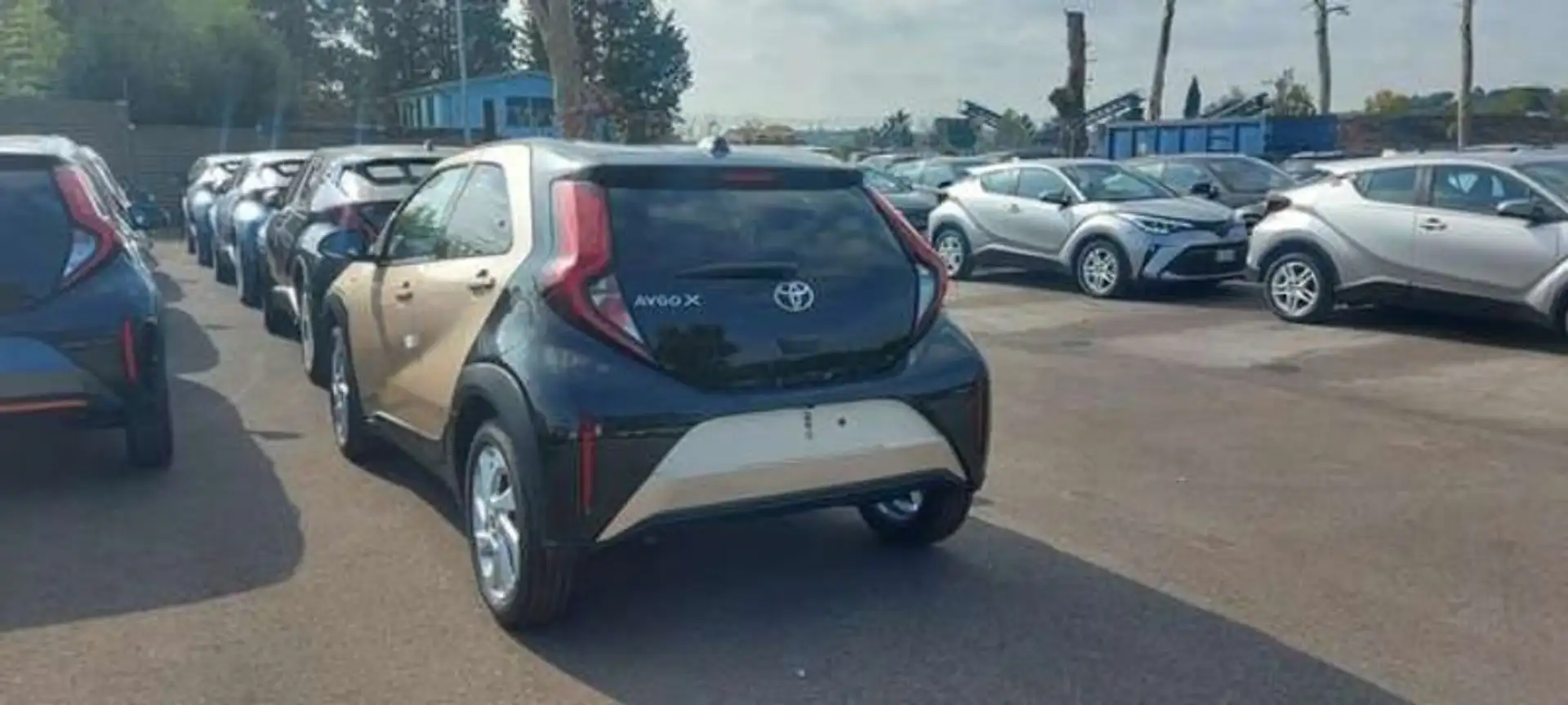 Toyota Aygo X 1.0 Trend 72cv Бежевий - 2