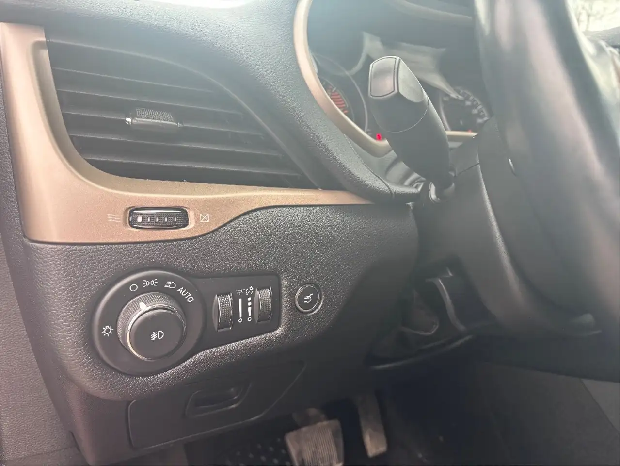 Jeep Cherokee снимка Jeep Cherokee