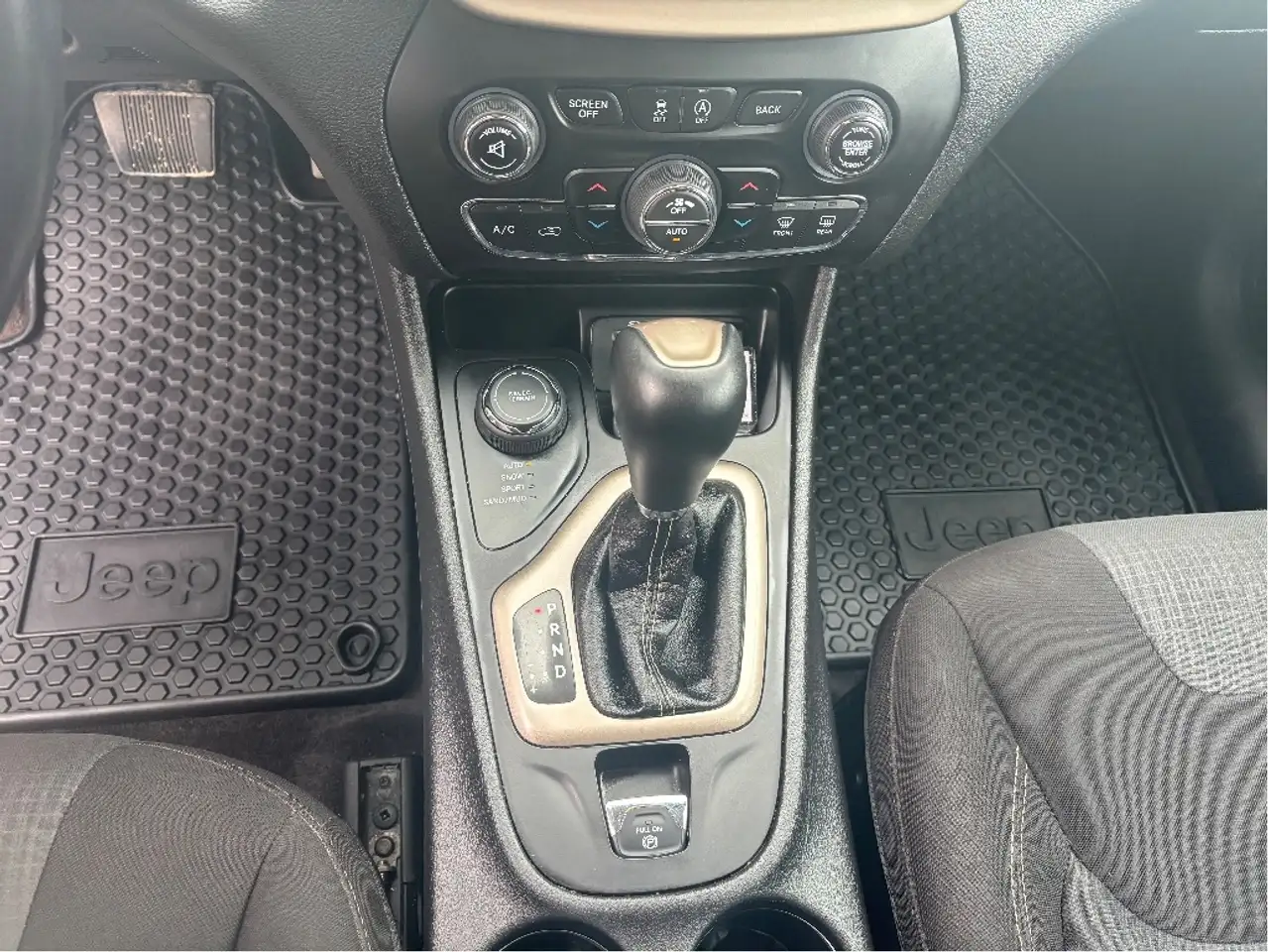 Jeep Cherokee снимка Jeep Cherokee