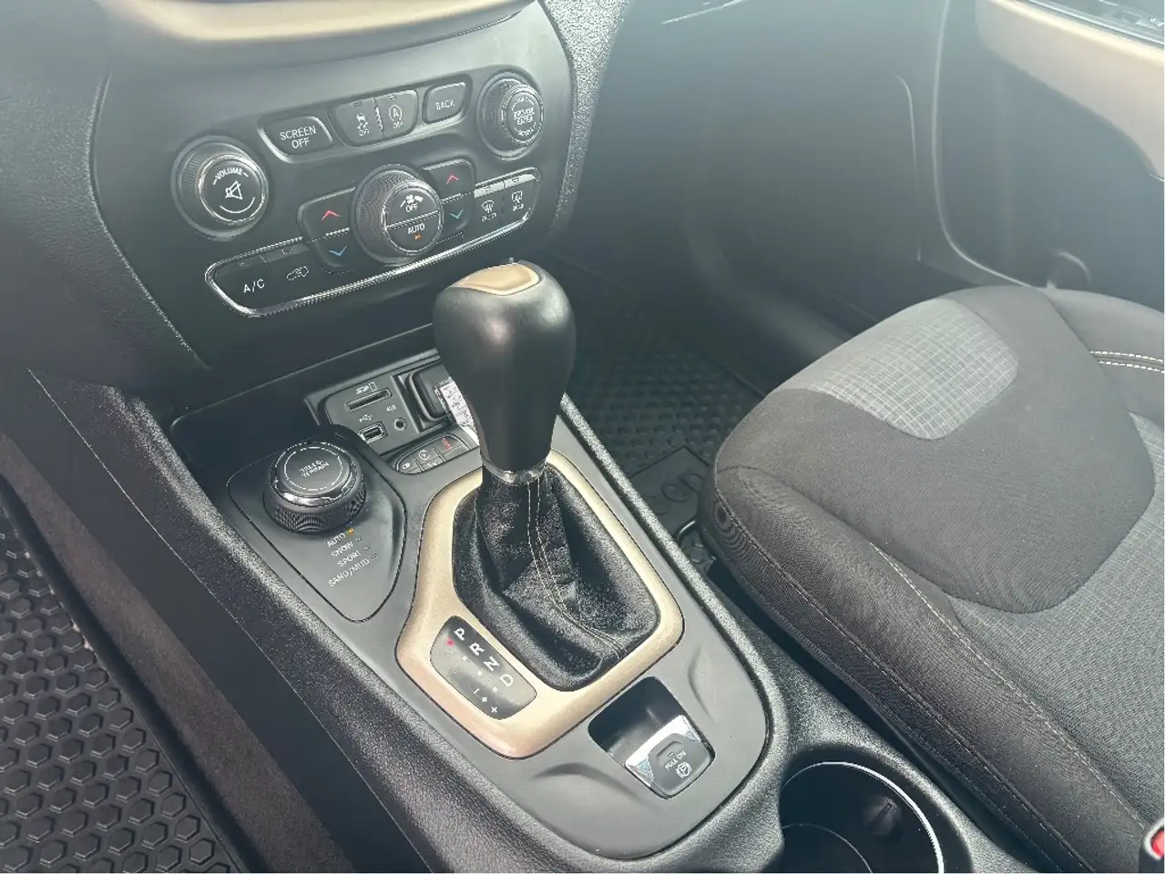 Jeep Cherokee снимка Jeep Cherokee
