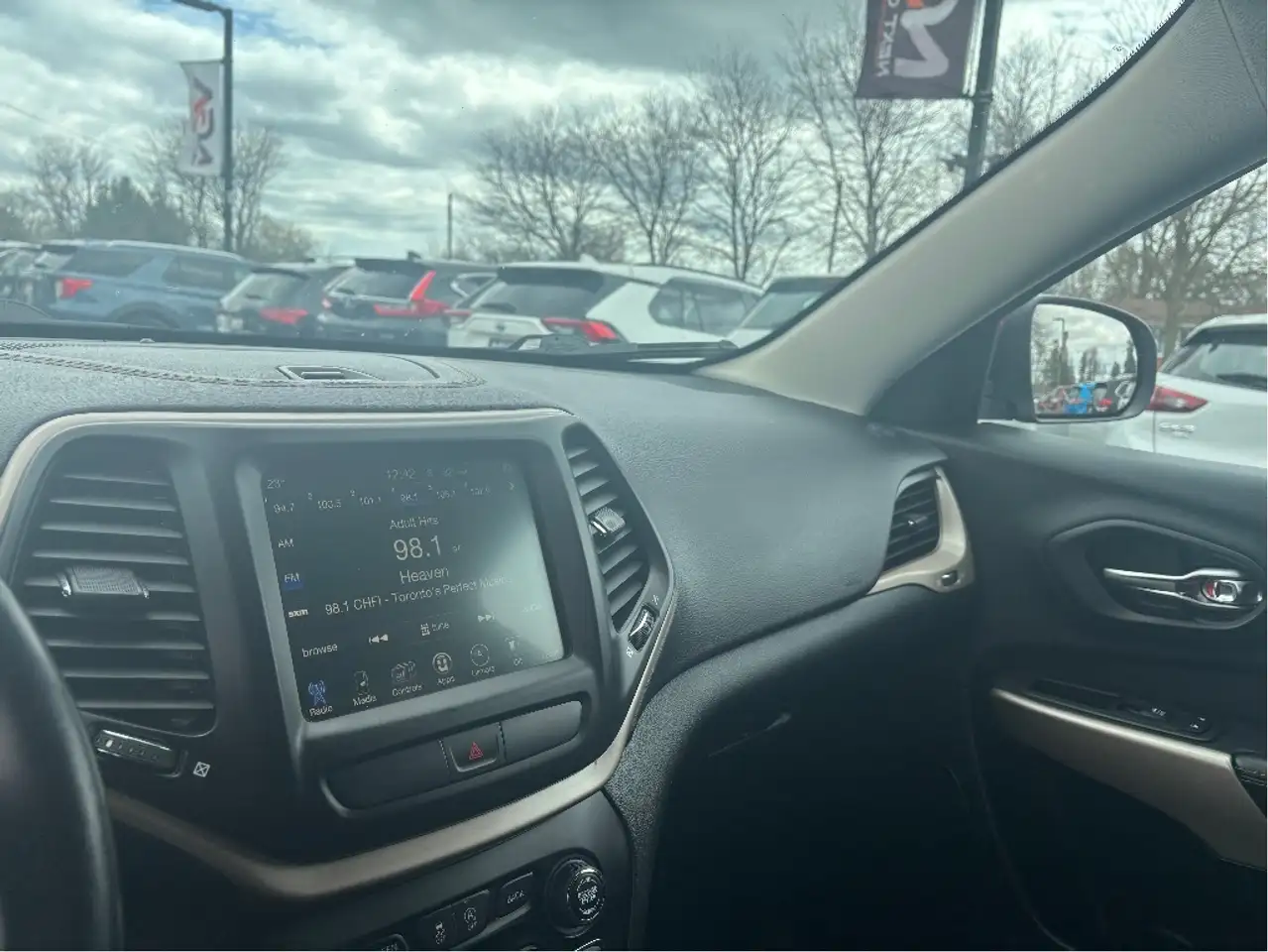 Jeep Cherokee снимка Jeep Cherokee