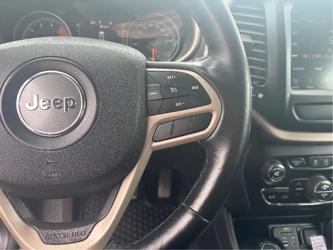 Jeep Cherokee снимка Jeep Cherokee