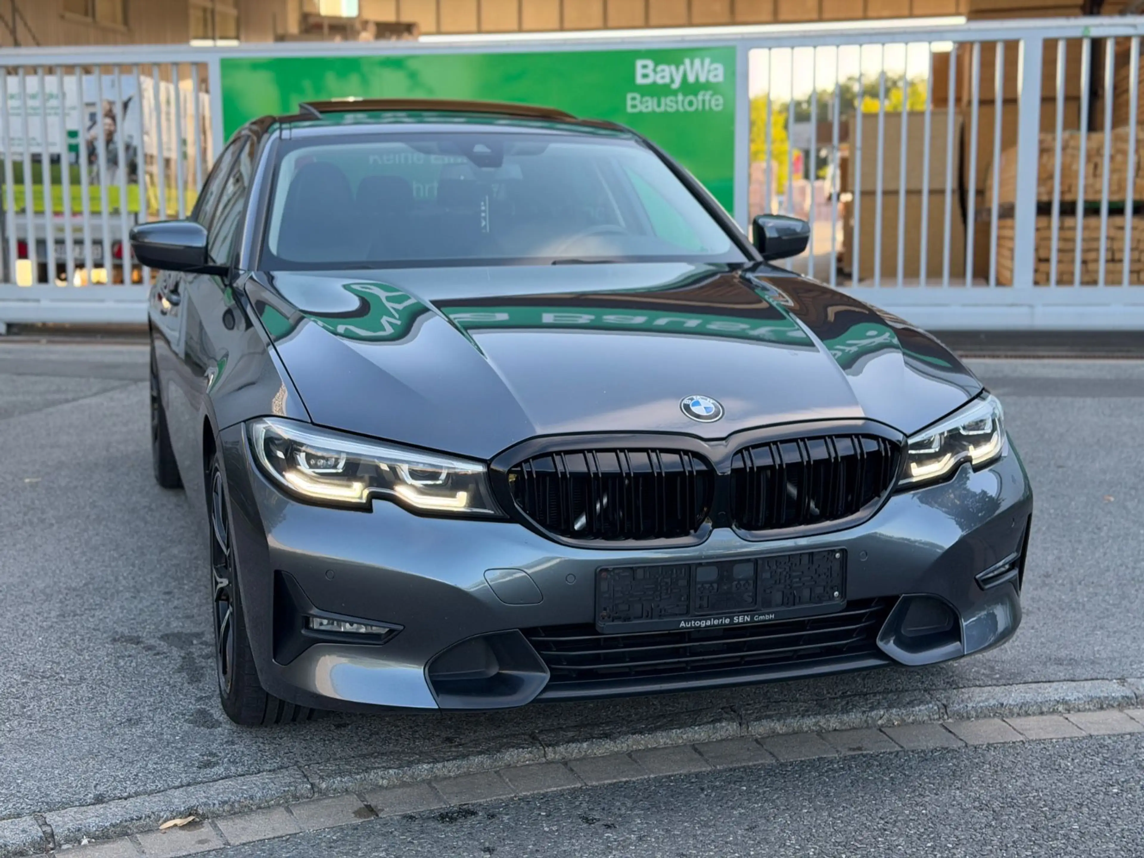 BMW 330 i Sport Line*Harmankardon*LED*NAVI* — photo 3