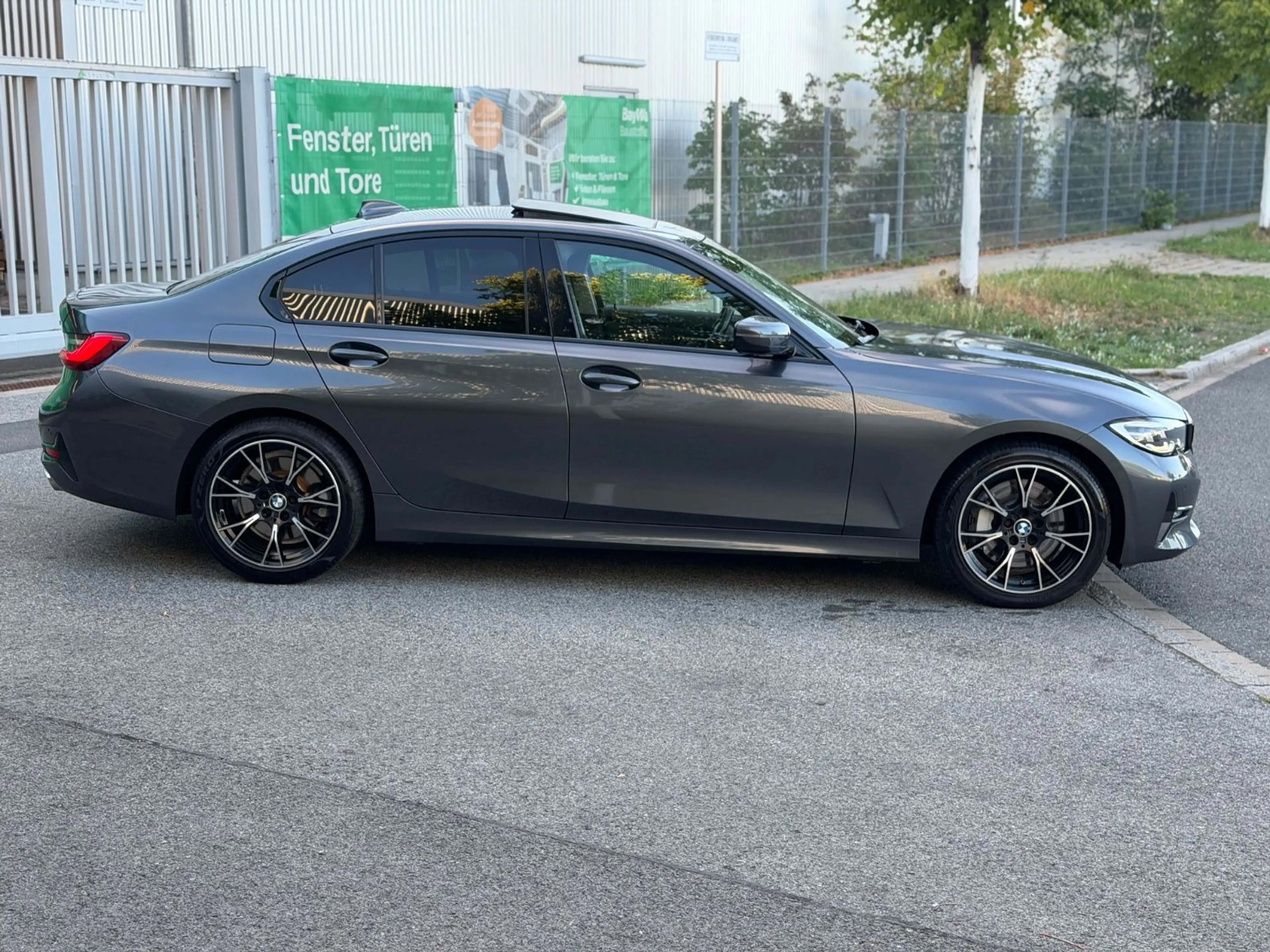 BMW 330 i Sport Line*Harmankardon*LED*NAVI* — photo 4