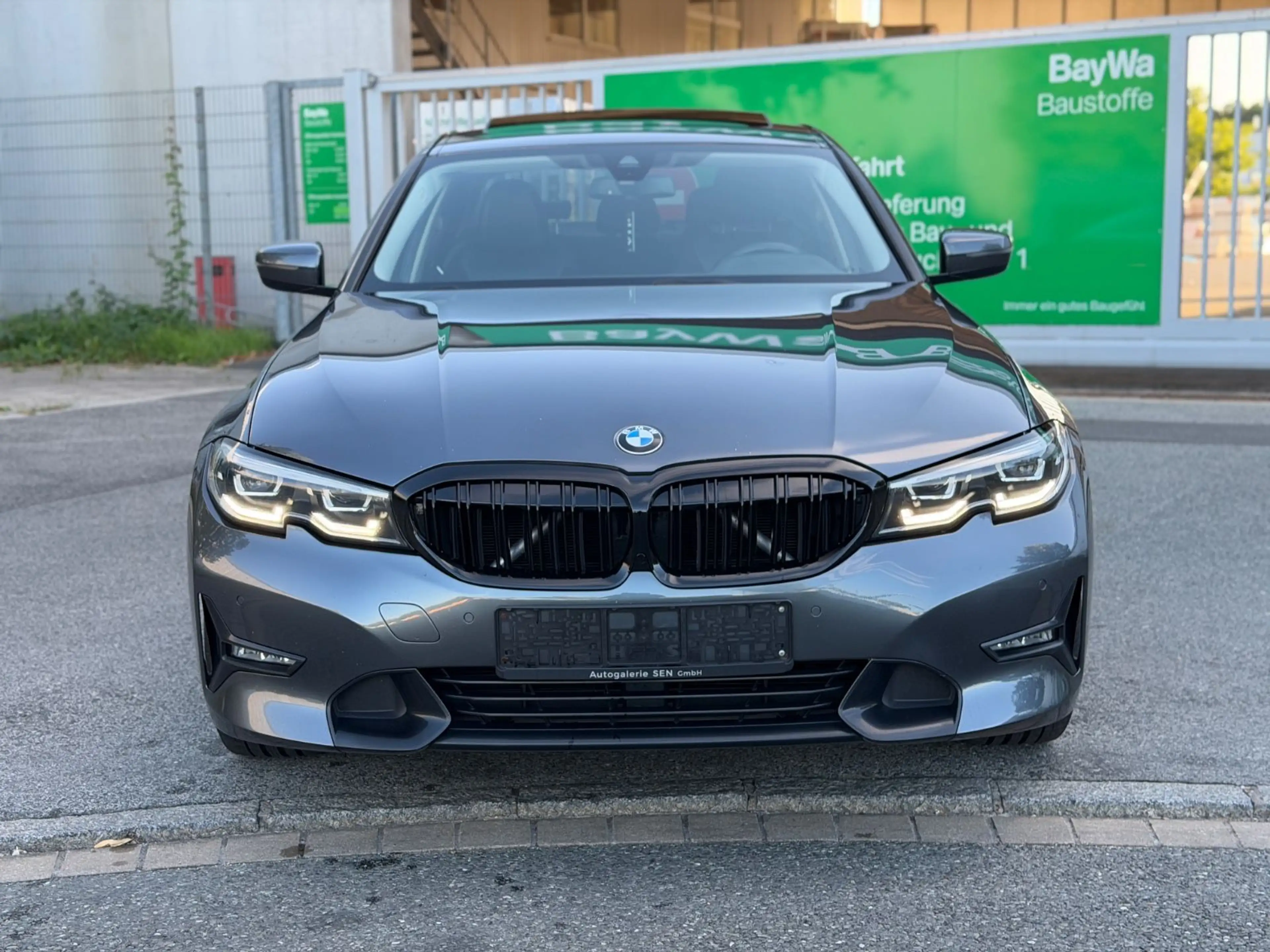 BMW 330 i Sport Line*Harmankardon*LED*NAVI* — photo 2