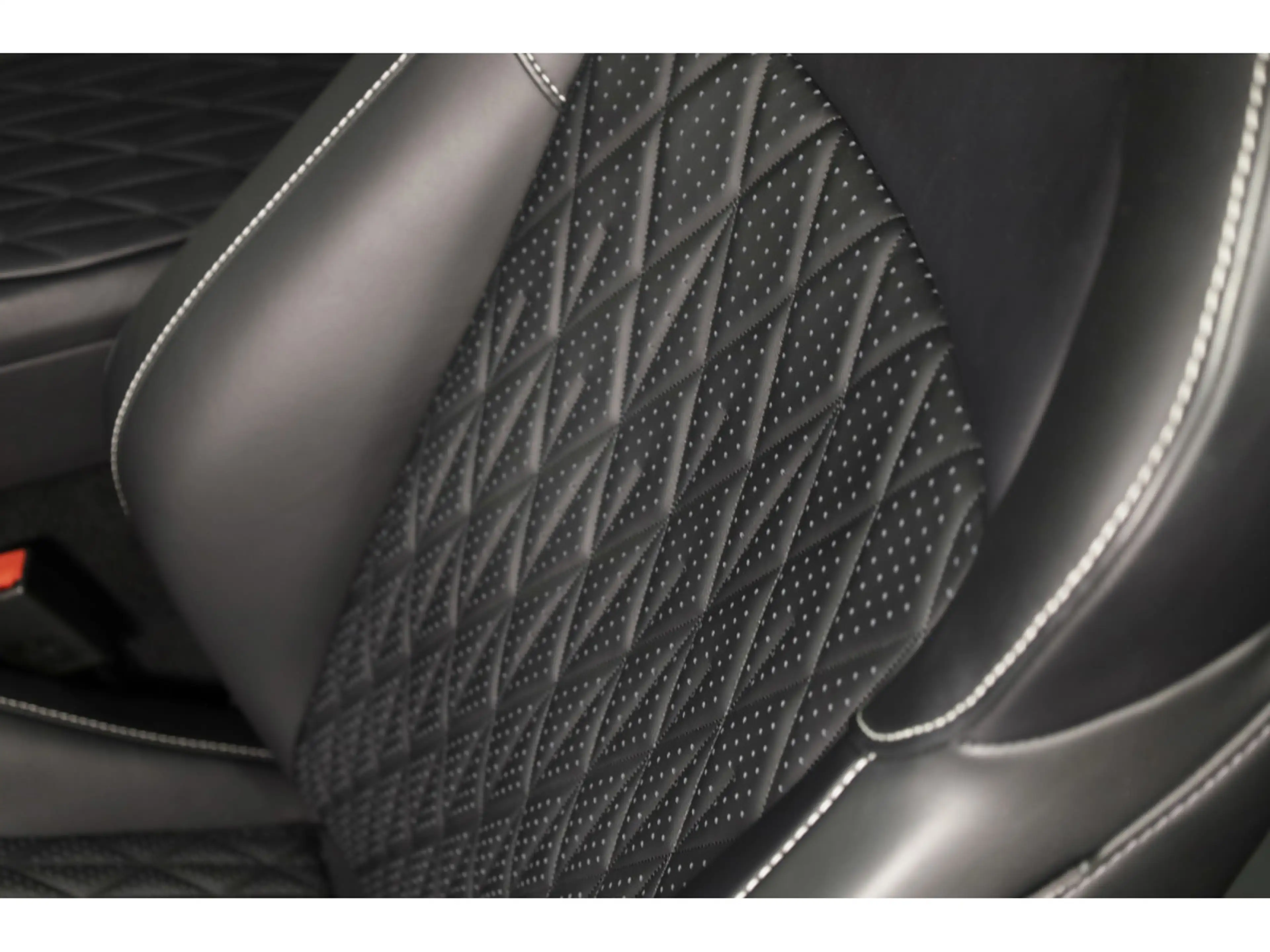 Aston Martin DB12 V8 Twin Turbo - ALUMINITE SILVER — photo 9