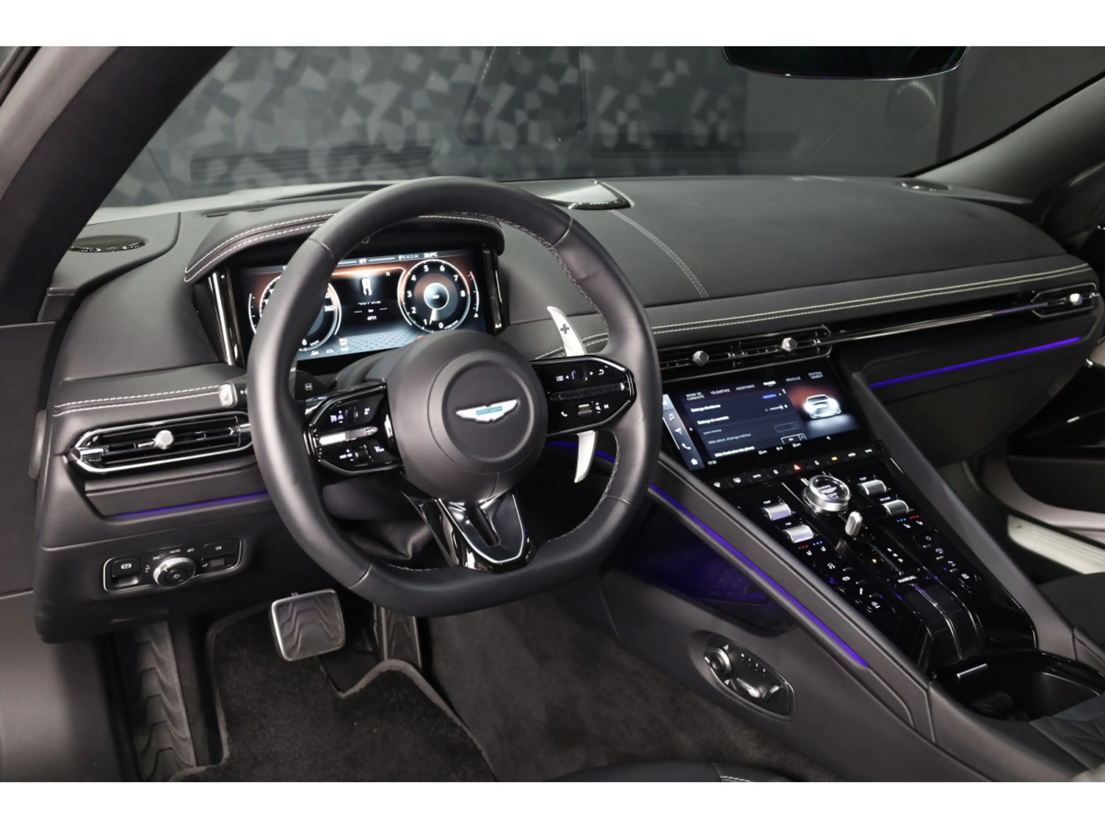 Aston Martin DB12 V8 Twin Turbo - ALUMINITE SILVER — photo 2