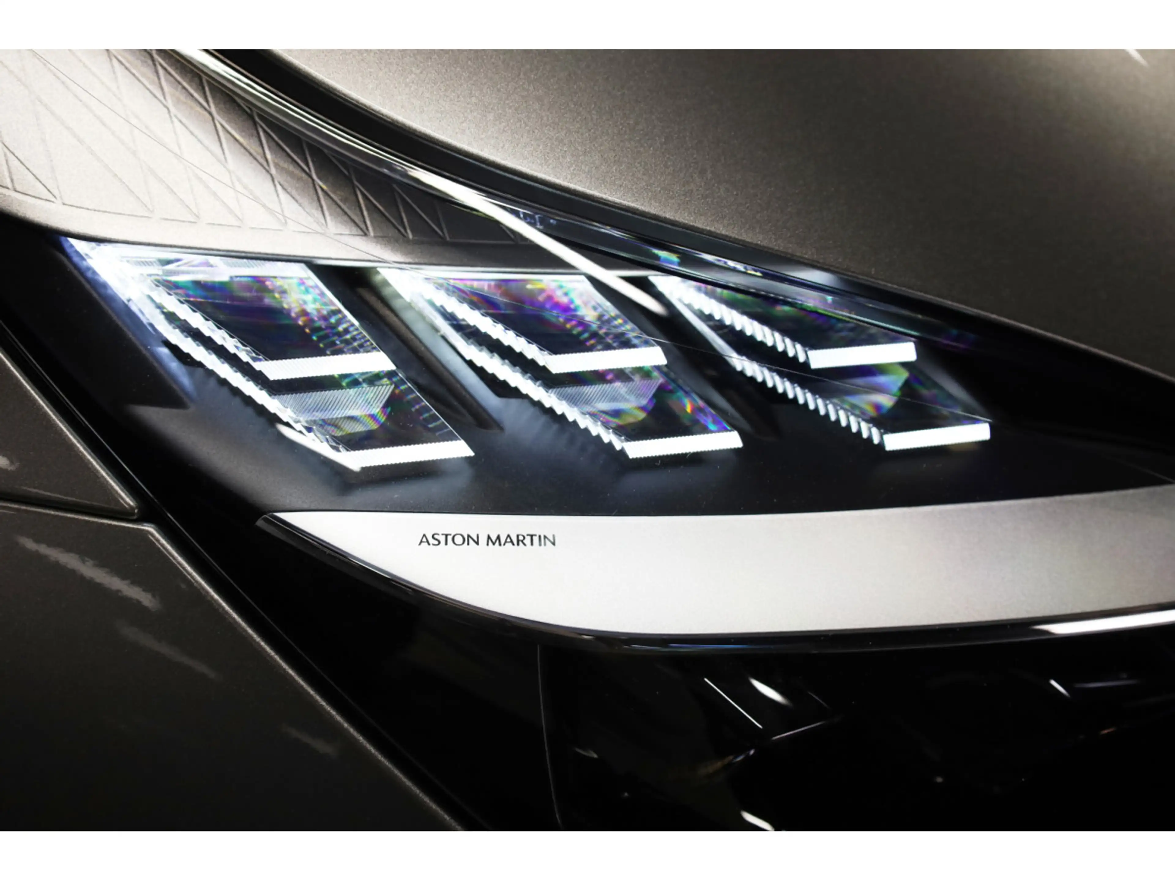 Aston Martin DB12 V8 Twin Turbo - ALUMINITE SILVER — photo 6