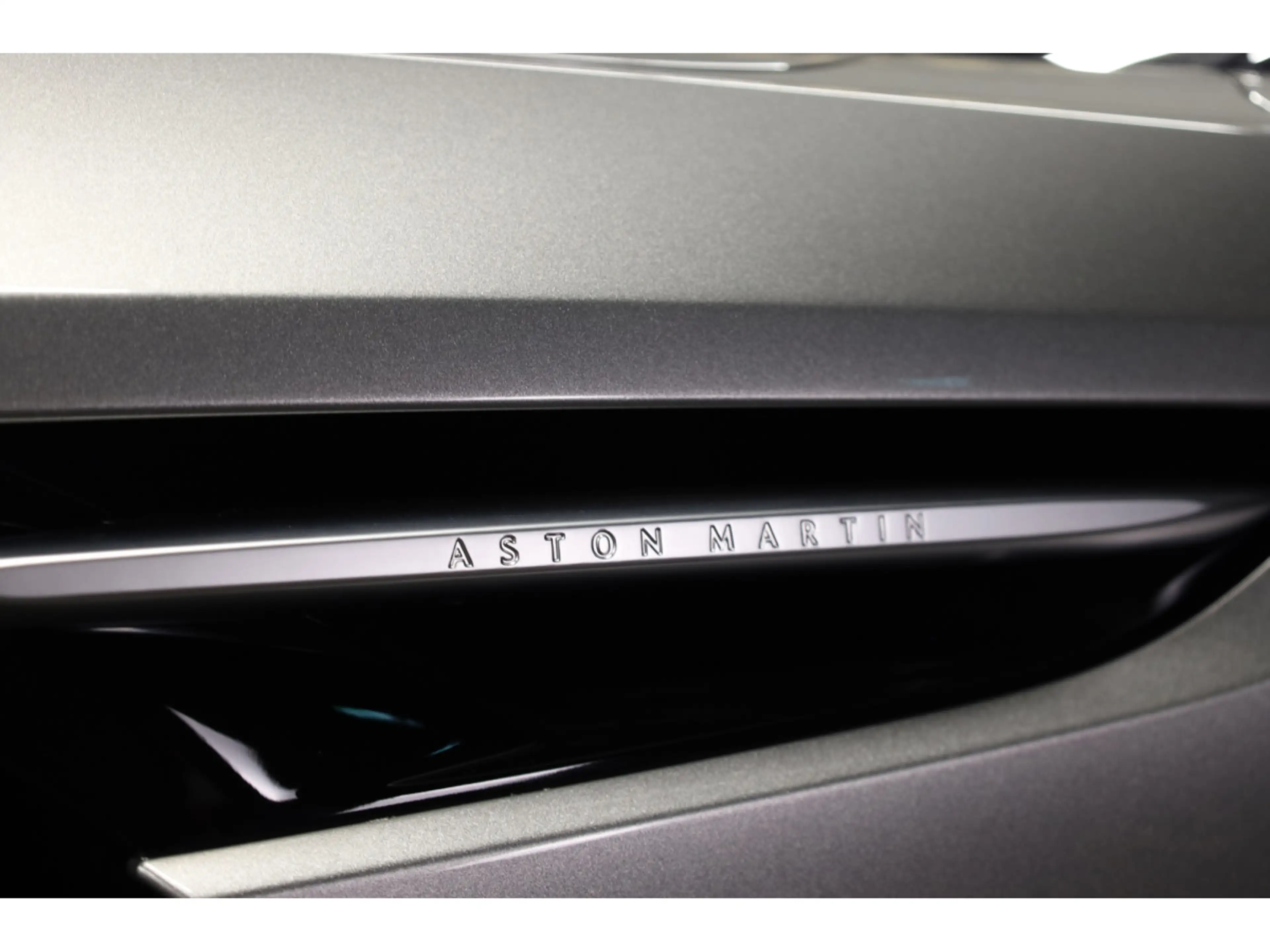 Aston Martin DB12 V8 Twin Turbo - ALUMINITE SILVER — photo 12