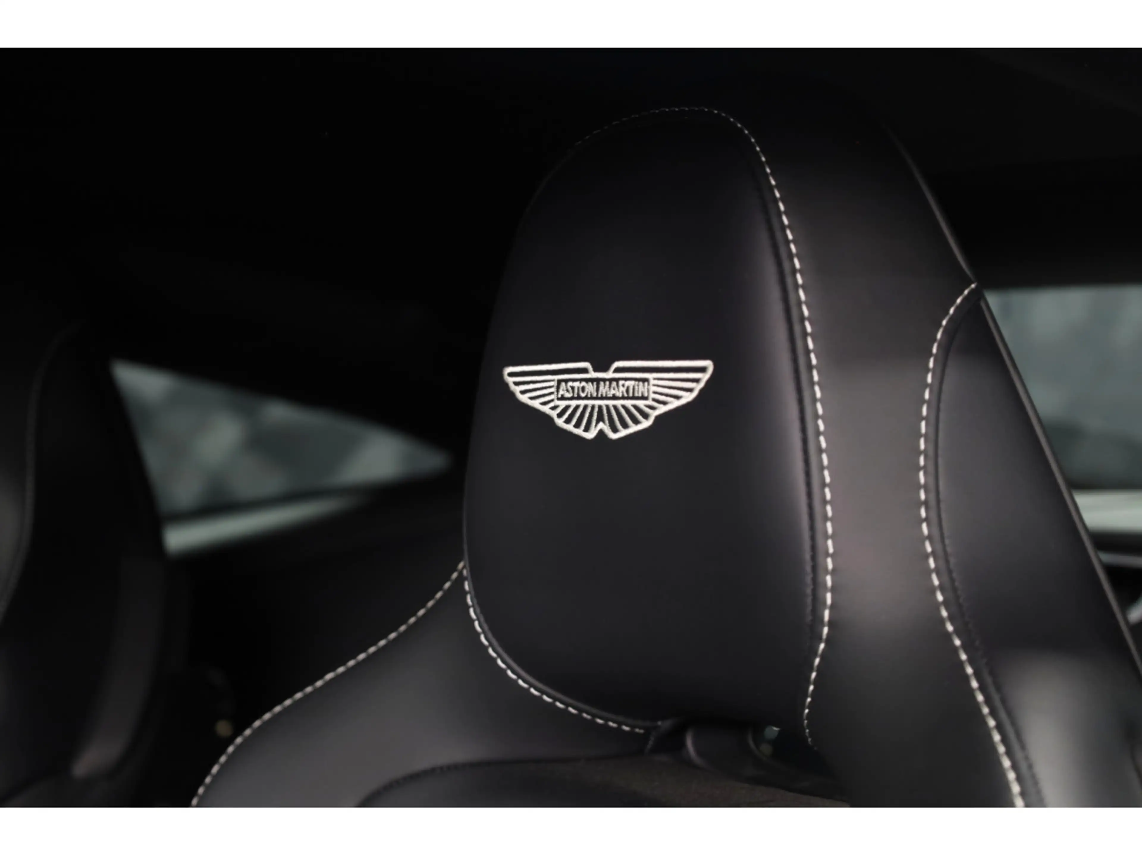 Aston Martin DB12 V8 Twin Turbo - ALUMINITE SILVER — photo 11
