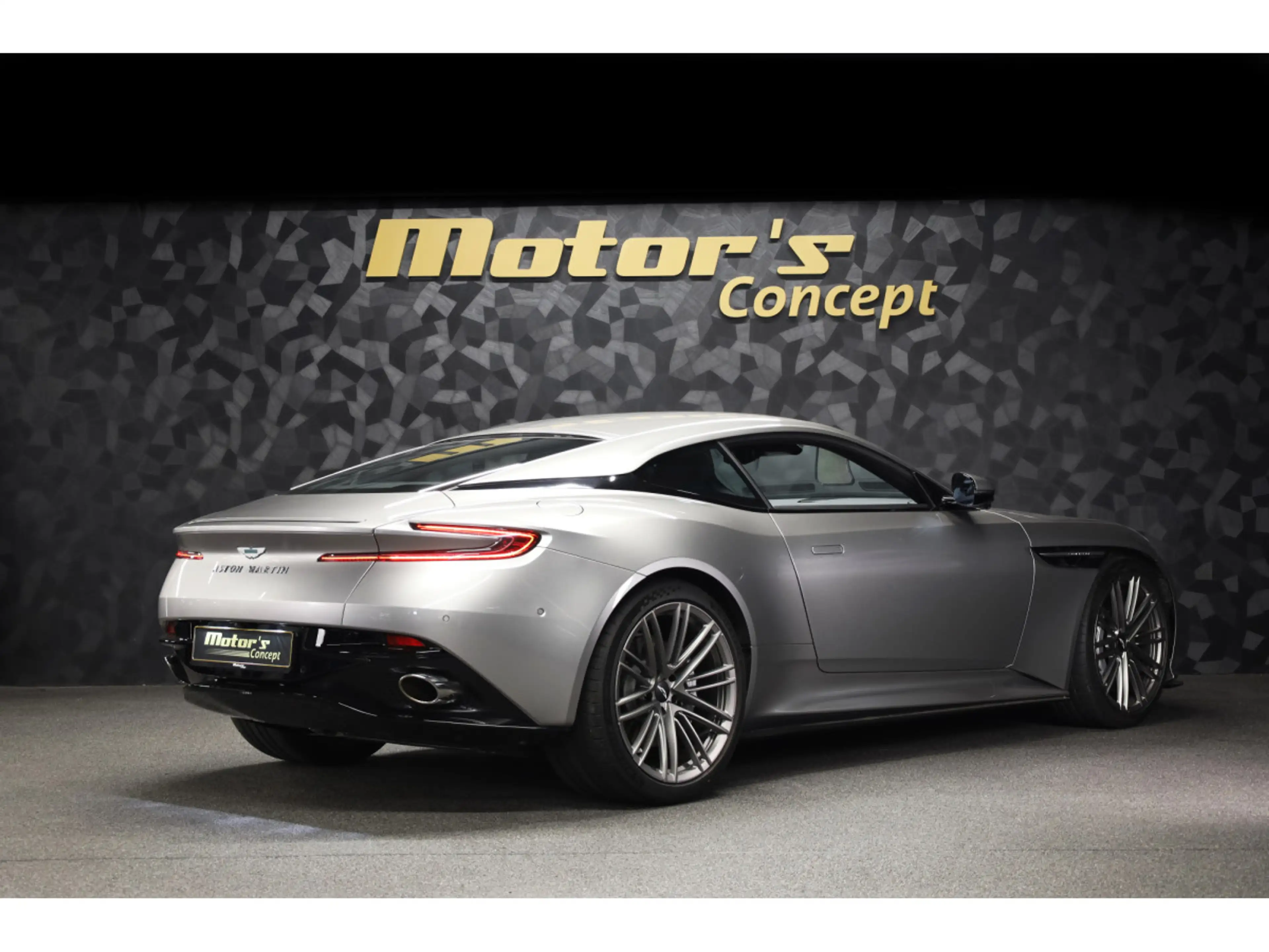 Aston Martin DB12 V8 Twin Turbo - ALUMINITE SILVER — photo 3