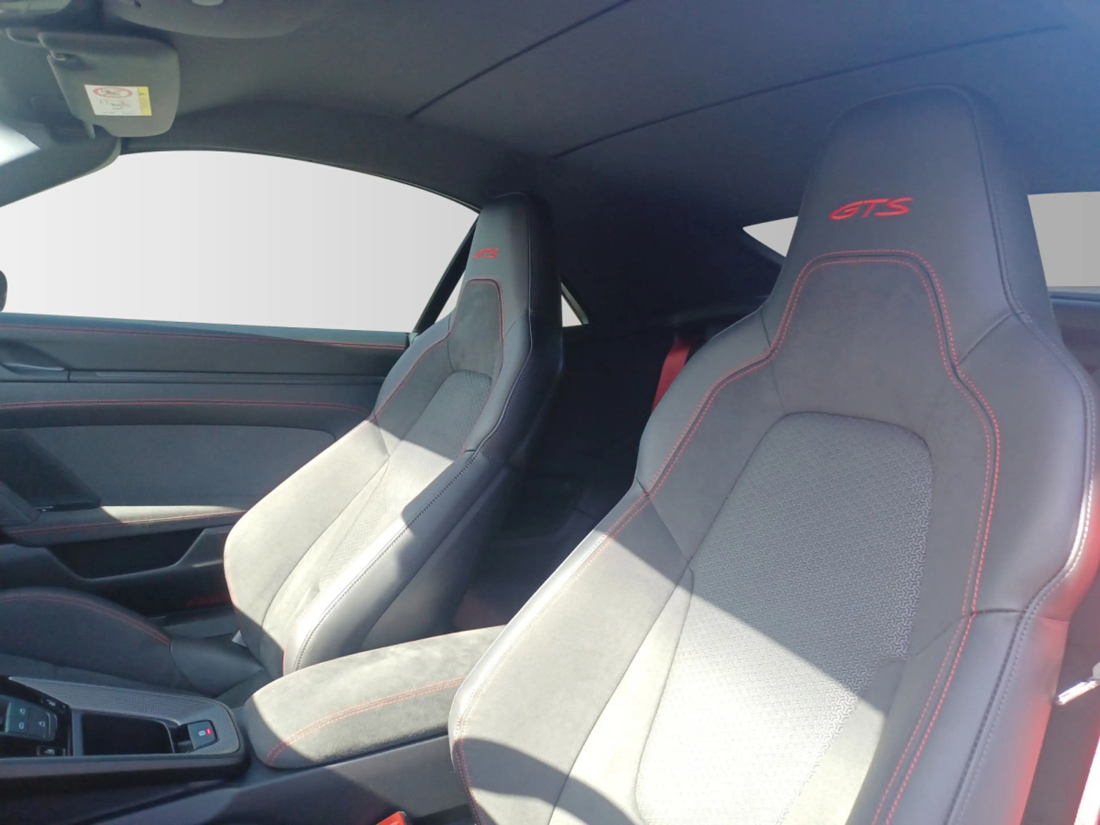 Porsche 911 Carrera 4 GTS Cabriolet — photo 9