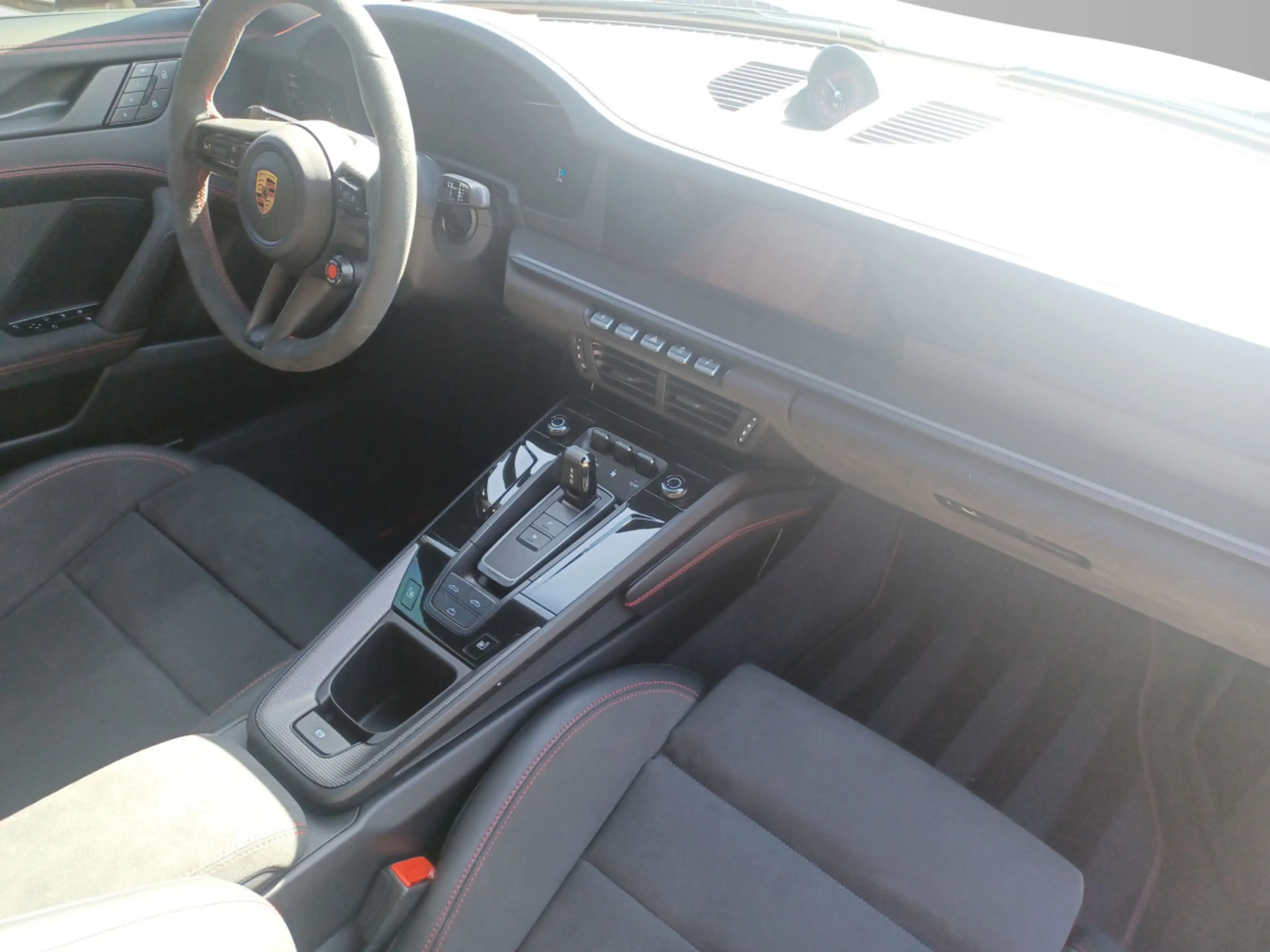 Porsche 911 Carrera 4 GTS Cabriolet — photo 12
