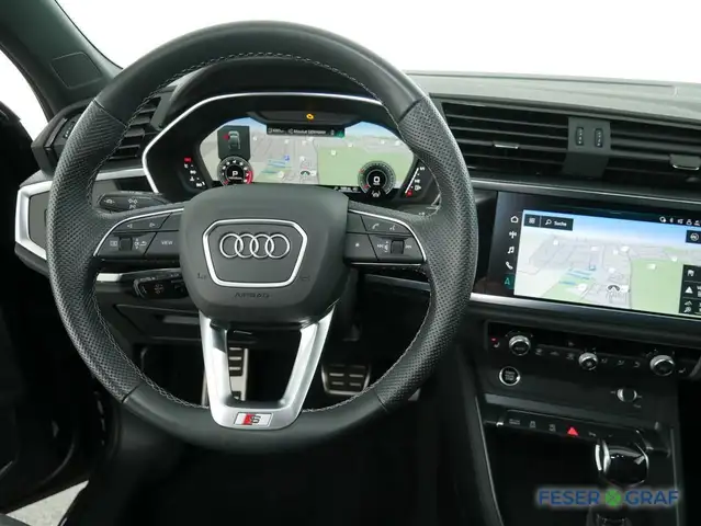 Audi Q3 view 11