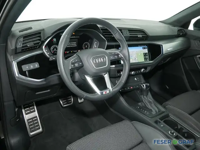 Audi Q3 view 8