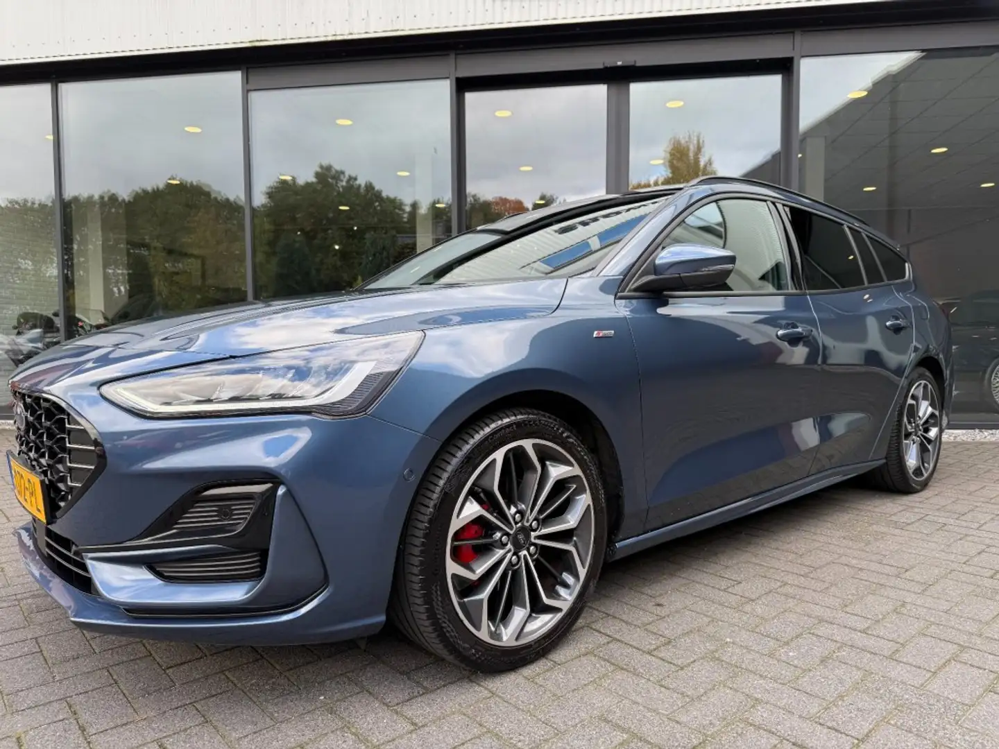 Ford Focus Wagon 1.0 EBH ST-Line X,Pano,Gr. Navi,Digi Displ., Blau - 2