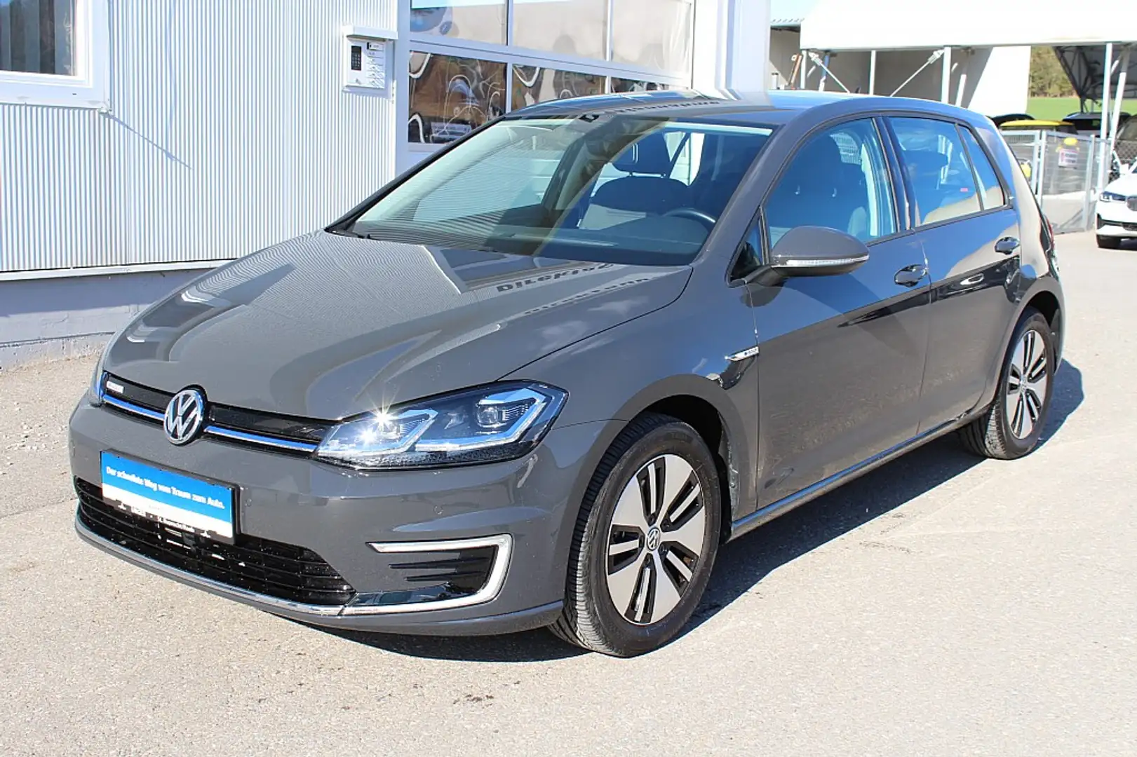Volkswagen e-Golf (mit Batterie) 35,8kWh LED Einparkhilfe 16'' Na... Šedá - 1