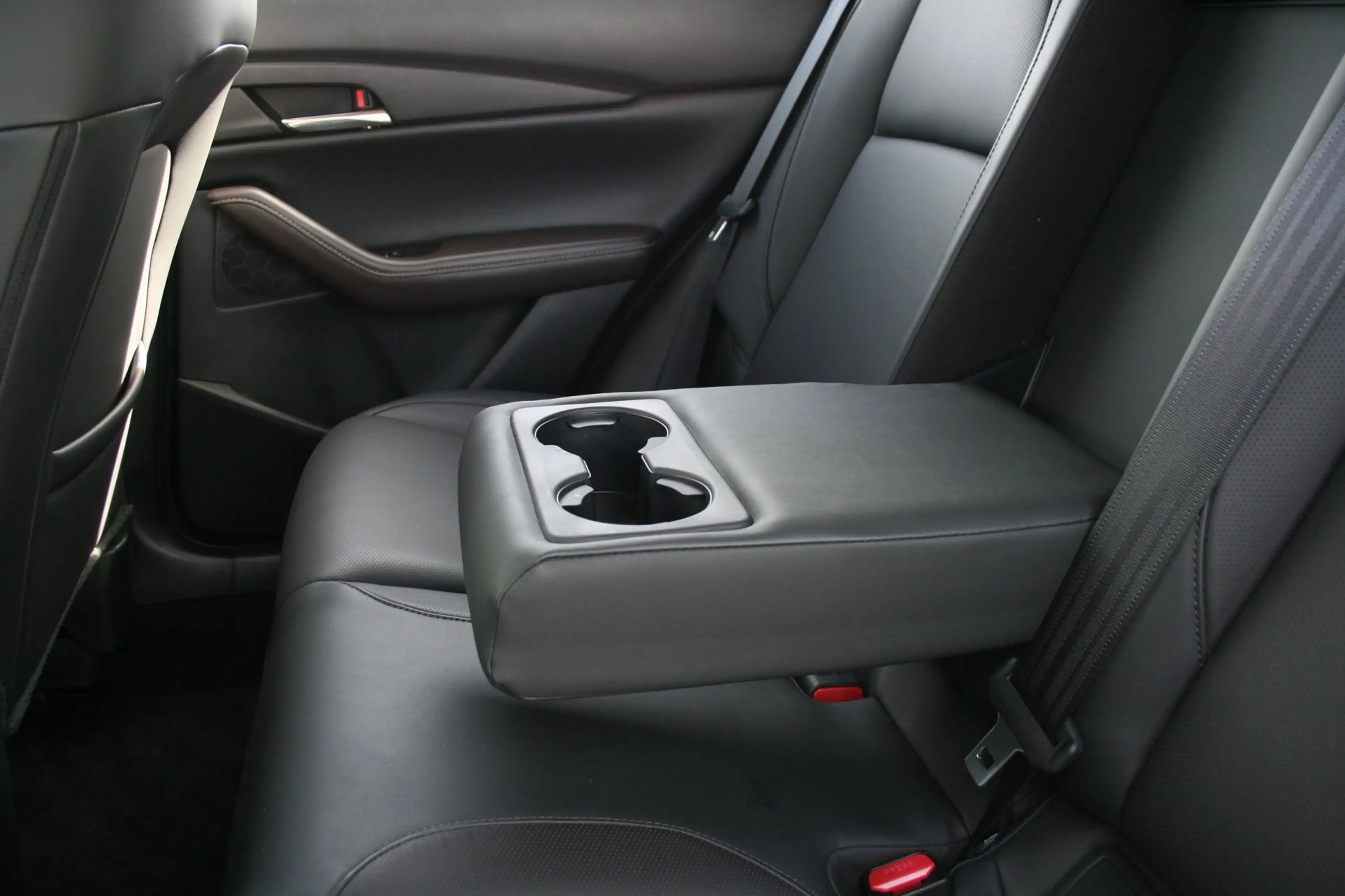 Mazda CX-30 2.0 e-SkyActiv-G M Hybrid Luxury — photo 32