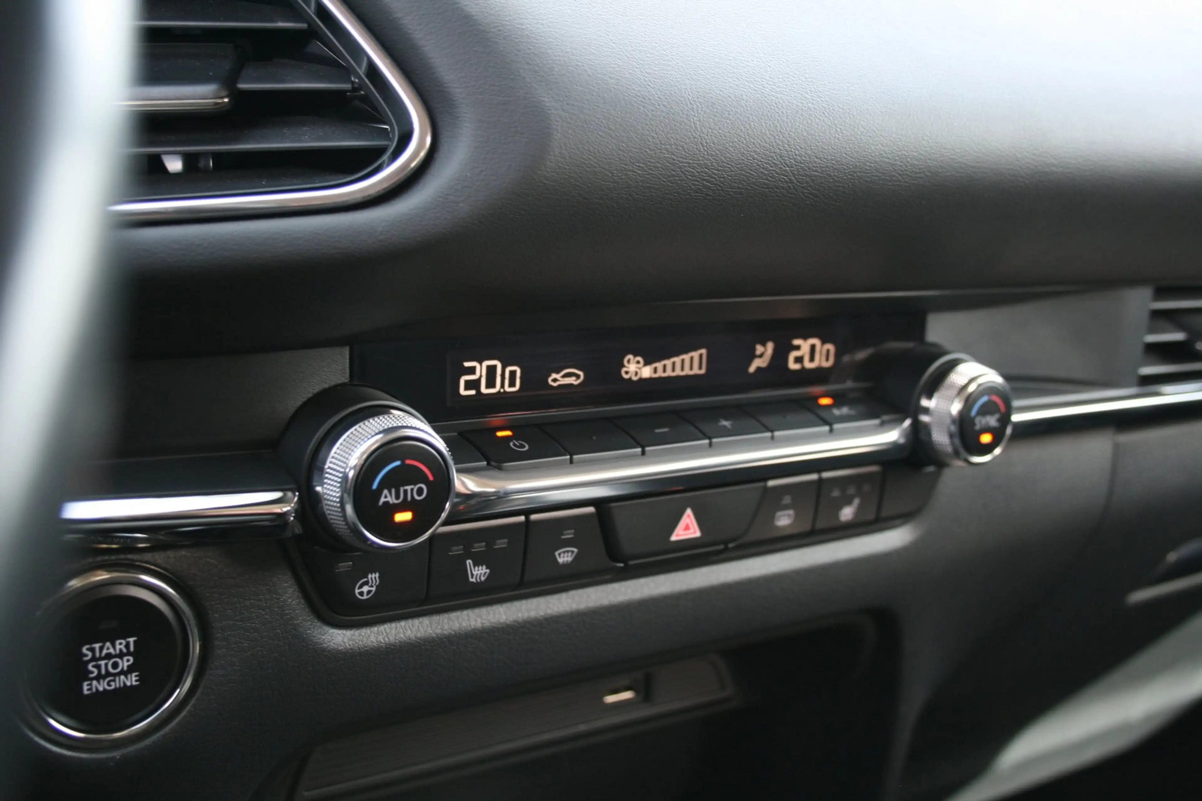 Mazda CX-30 2.0 e-SkyActiv-G M Hybrid Luxury — photo 19