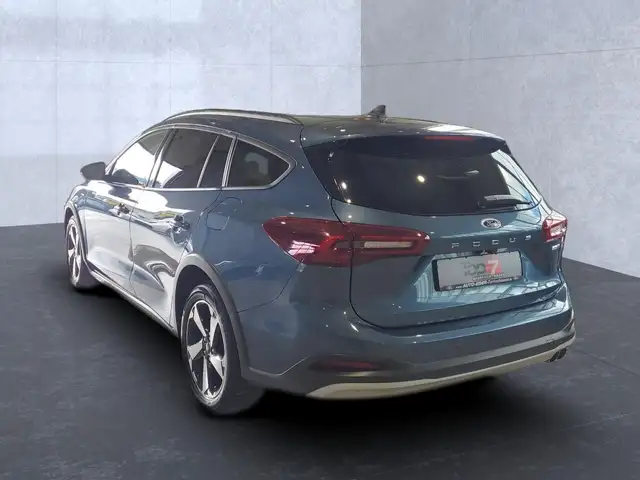 Ford Focus view 3