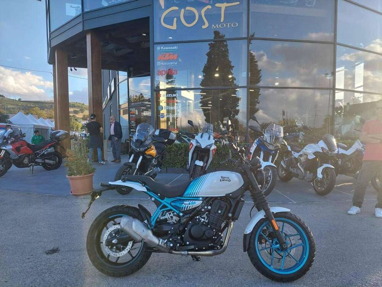 Royal Enfield Guerillia 450 Brava Blue