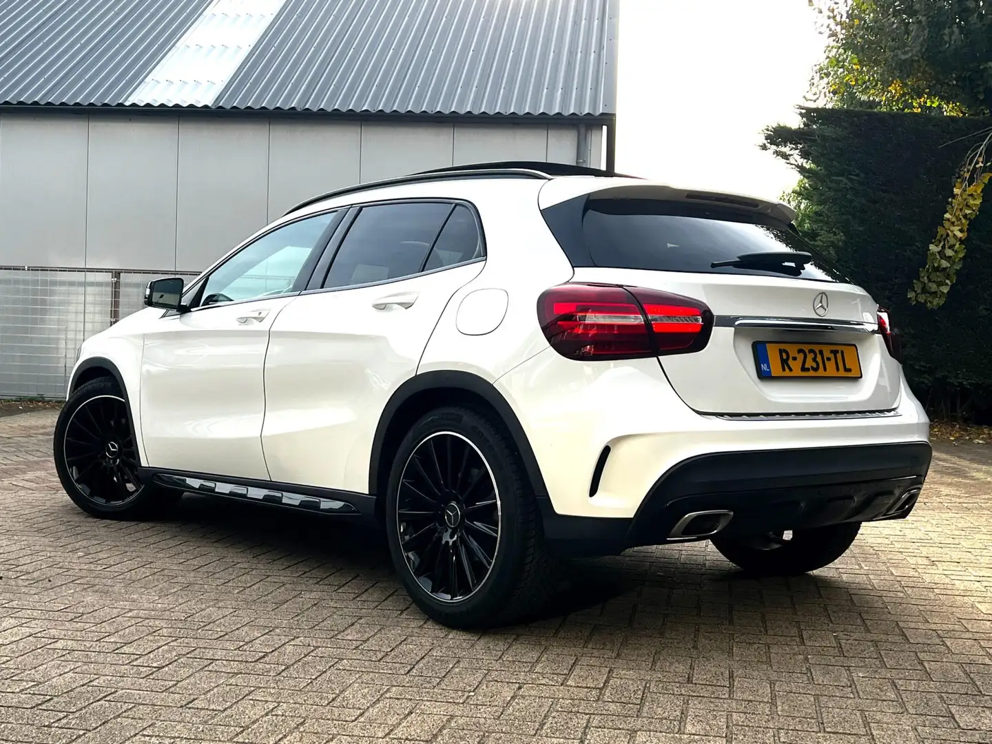 Mercedes-Benz GLA 180 Sport Edition AMG-Line_carplay_Panorama_Camera_Nav Wit - 2
