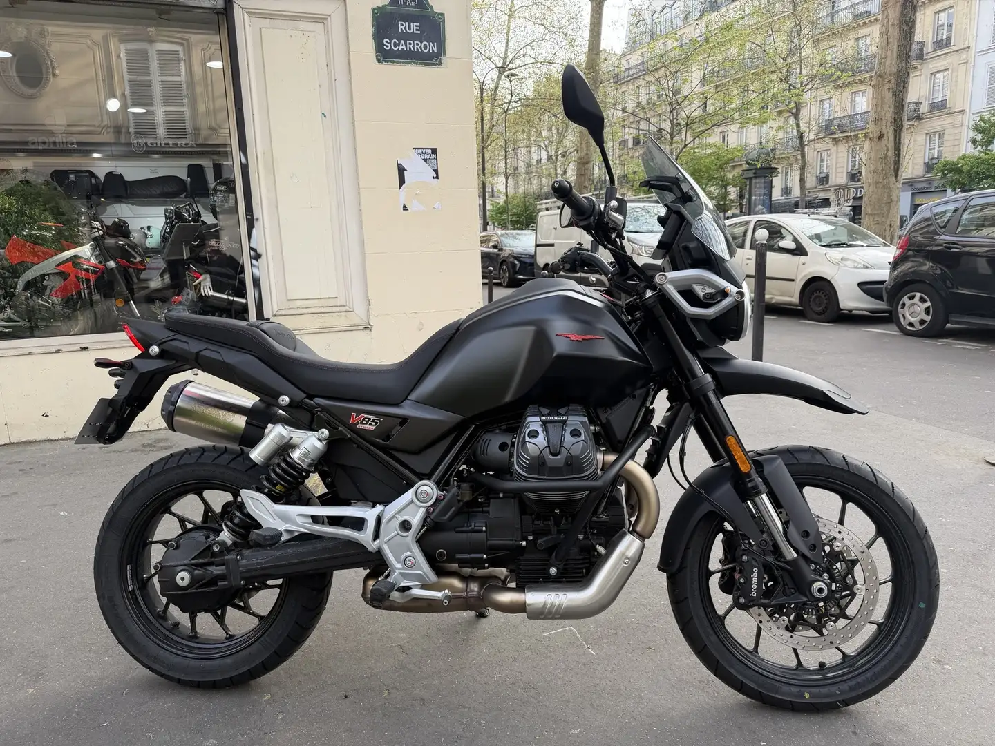 Moto Guzzi V 85 TT Negro - 1